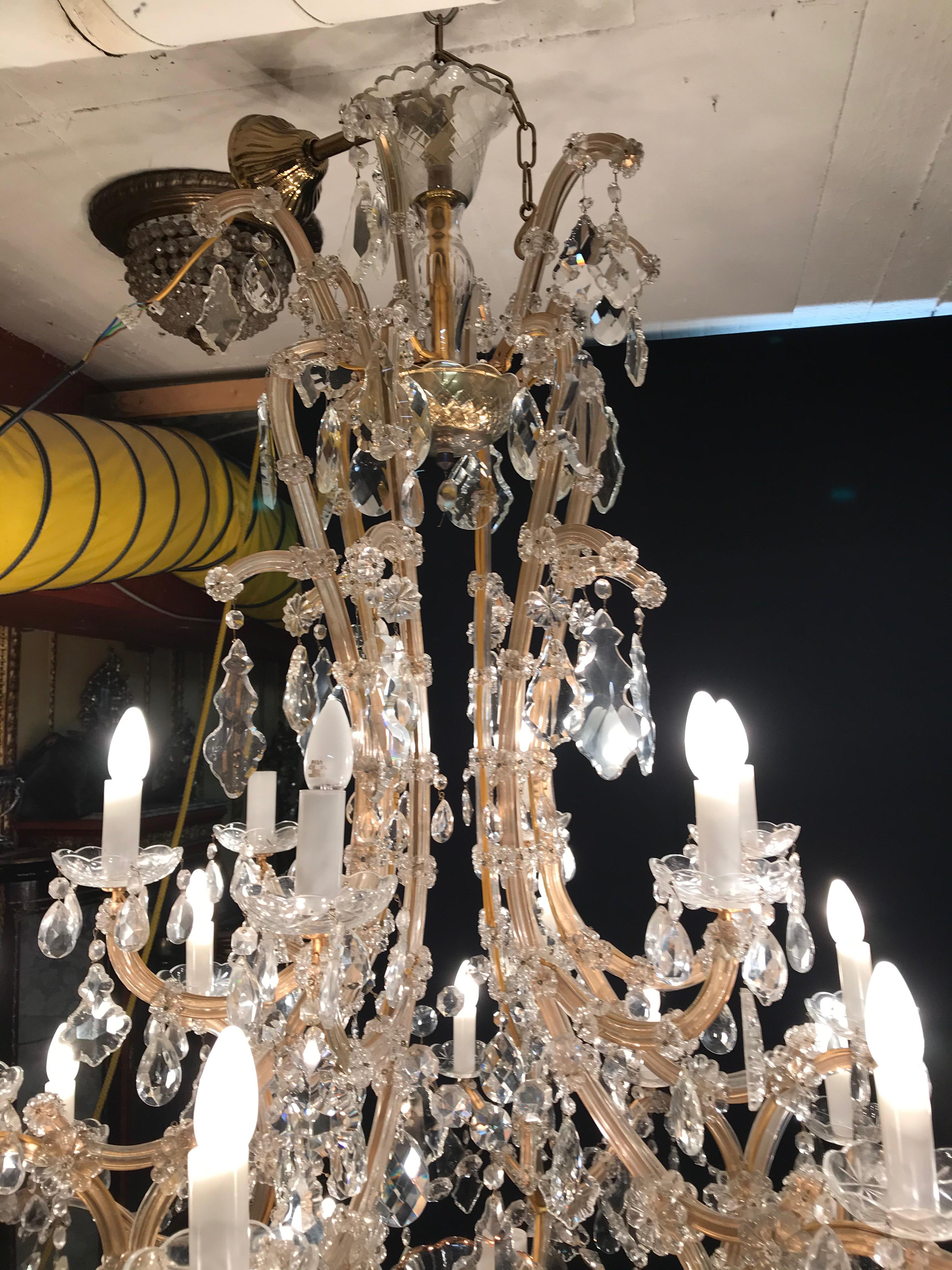 Lustre de palais de style baroque avec 36 bras de bougeoirs en cristal 3