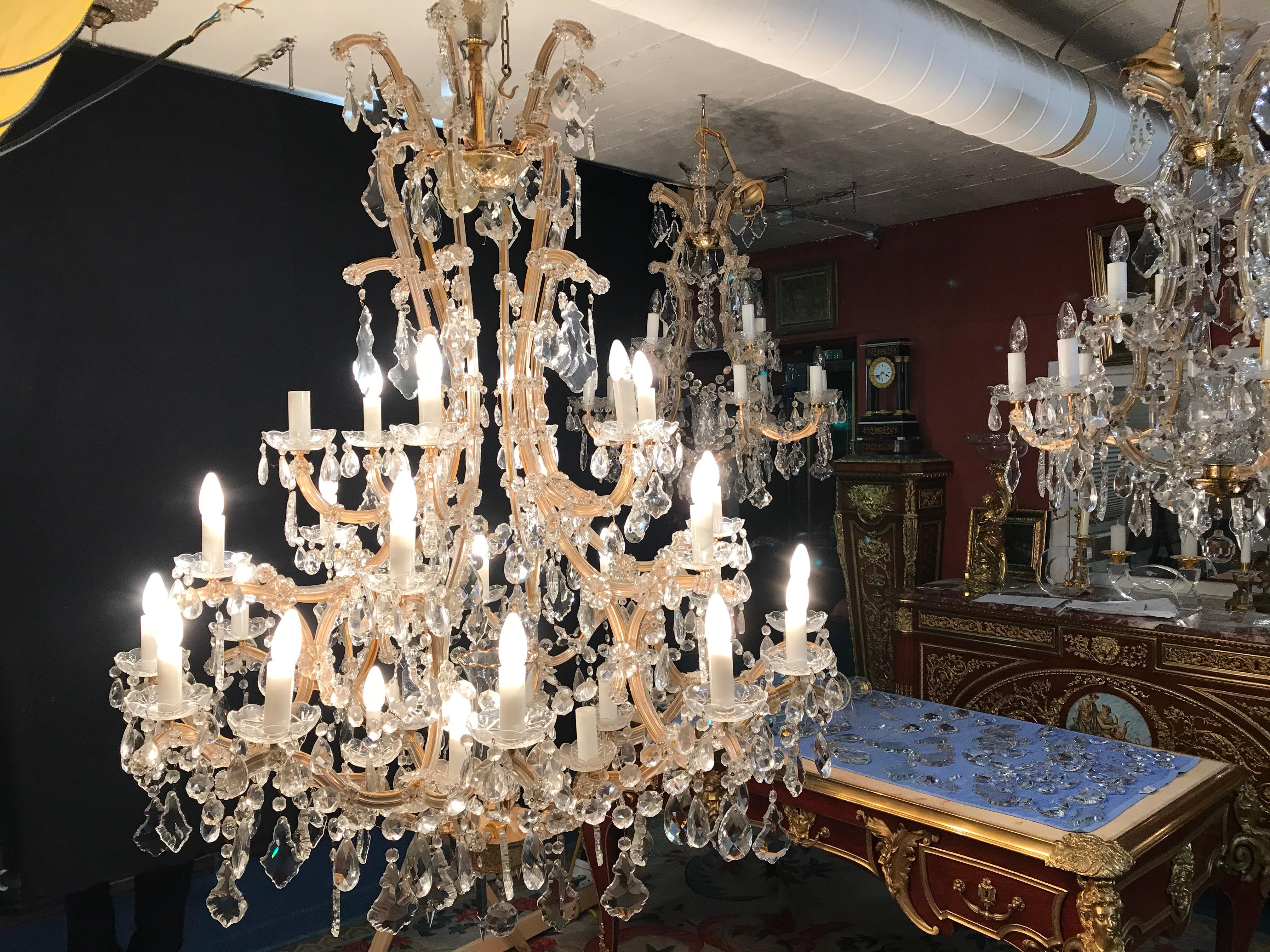 Baroque Lustre de palais de style baroque avec 36 bras de bougeoirs en cristal