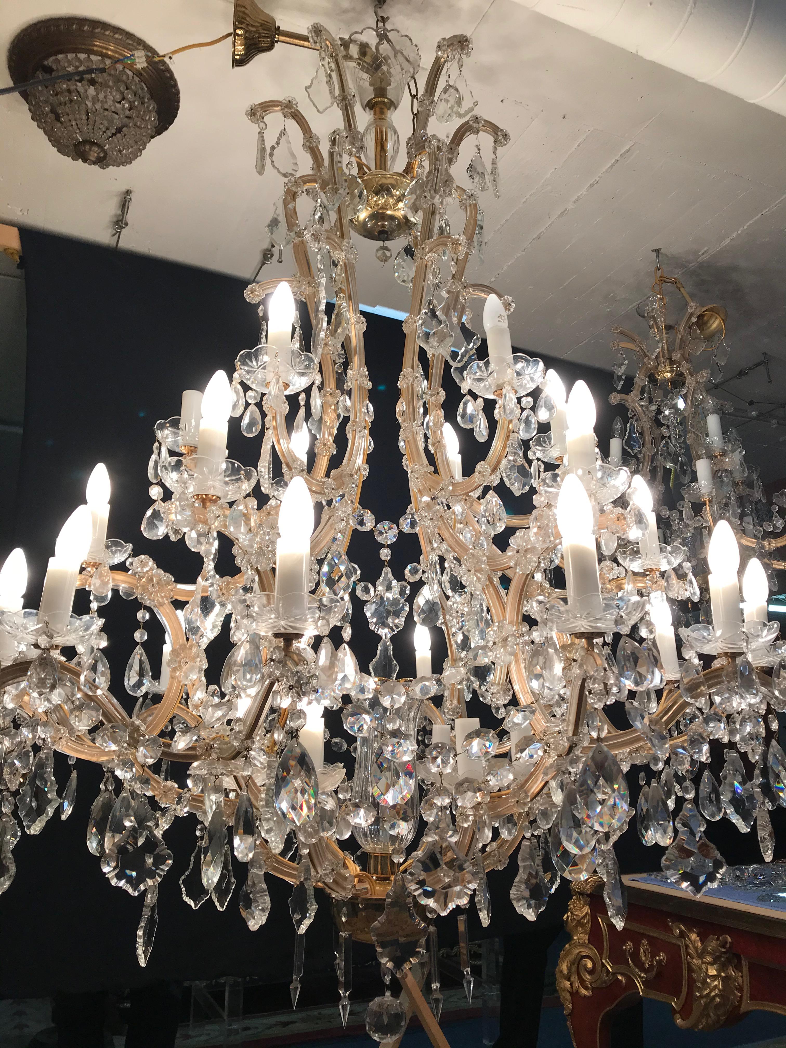 Allemand Lustre de palais de style baroque avec 36 bras de bougeoirs en cristal