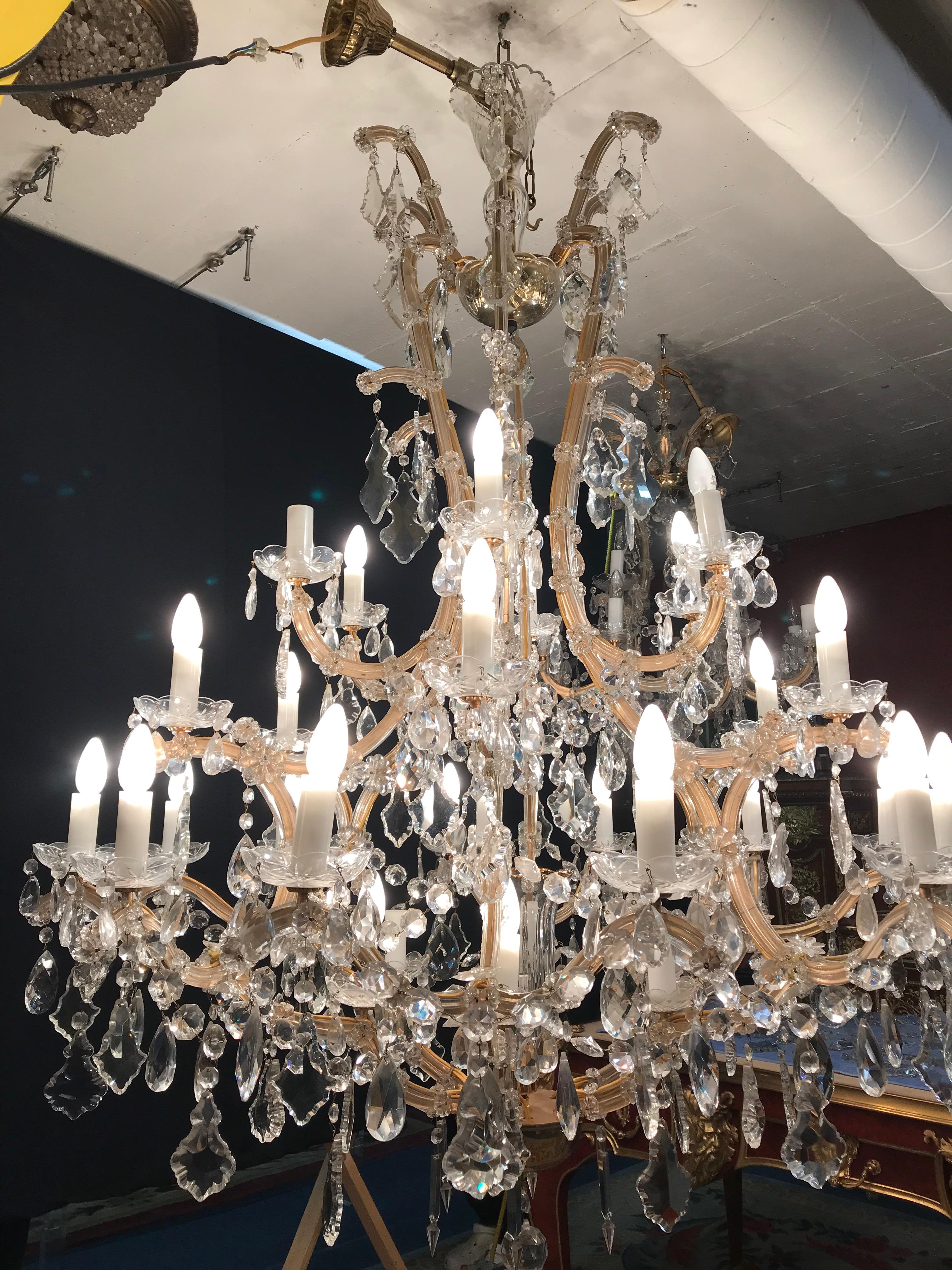 Lustre de palais de style baroque avec 36 bras de bougeoirs en cristal Bon état à Berlin, DE