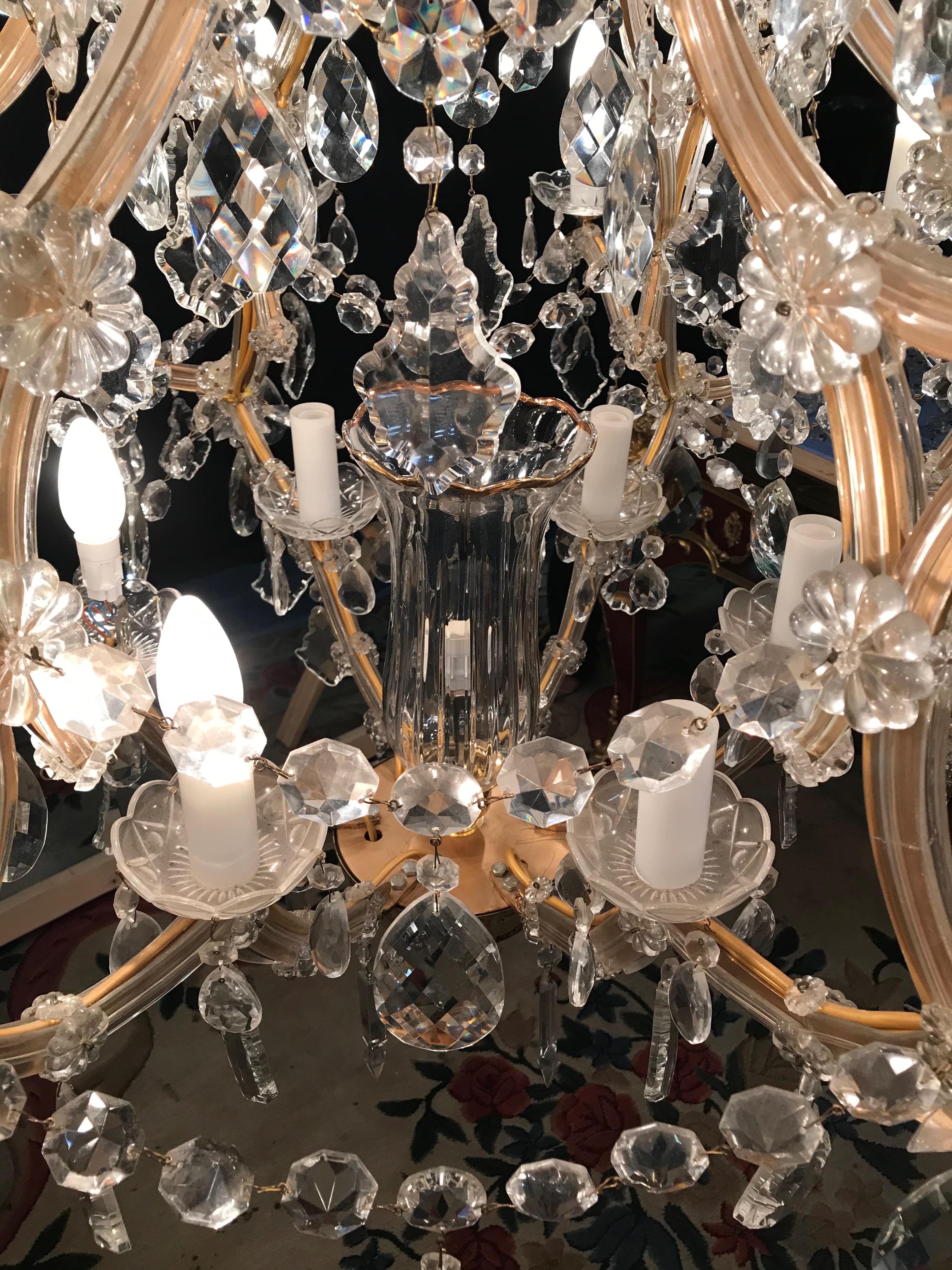 20ième siècle Lustre de palais de style baroque avec 36 bras de bougeoirs en cristal