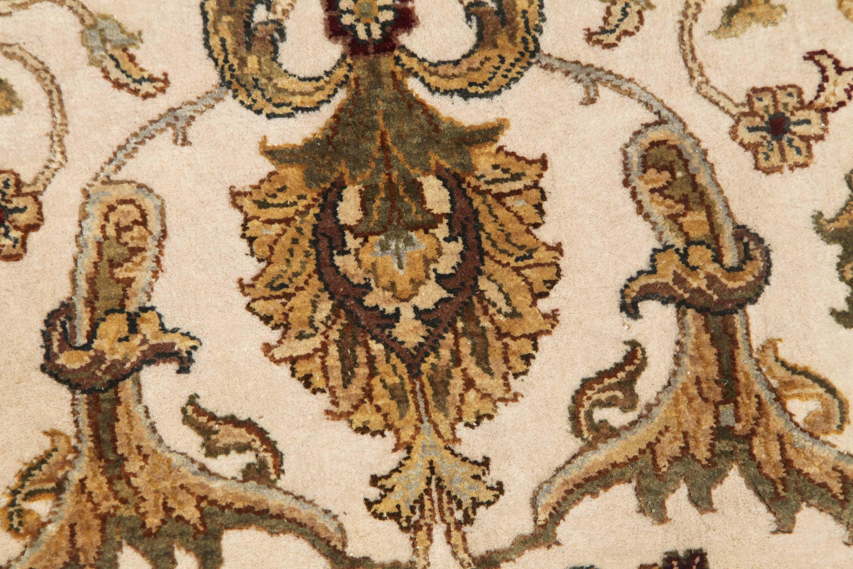 Remontez le temps avec cet exquis tapis noué à la main, un chef-d'œuvre réalisé à la main. S'inspirant de la riche tapisserie du design oriental, ce tapis présente des motifs floraux complexes et une bordure classique, rappelant les tapis opulents