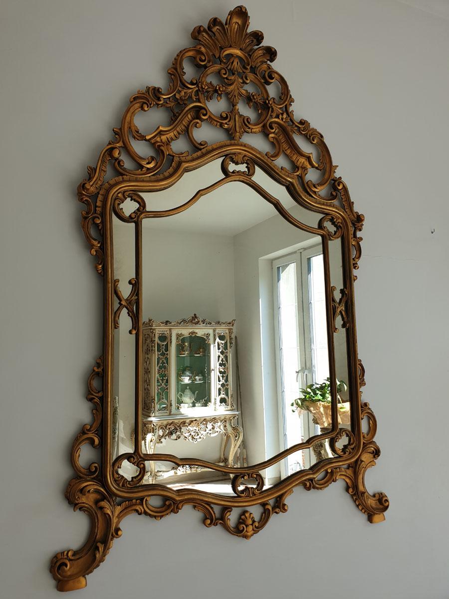 An unusual palace mirror.
Masterfully made in solid wood, the openwork top of the rocaille half a meter high (!), Gives it a unique character.
Despite such a rich decoration, the mirror has excellent proportions and does not overwhelm the place