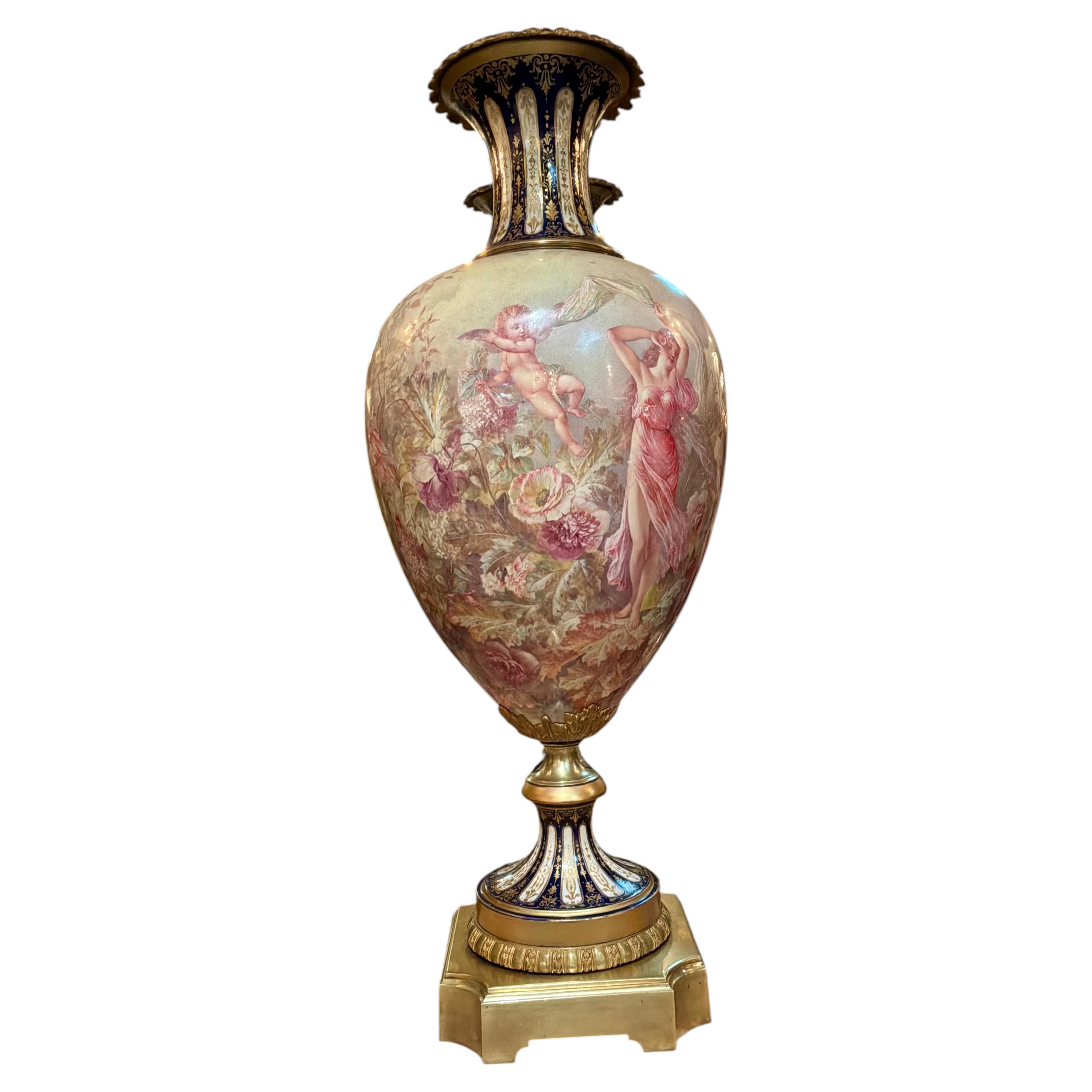 Urna de porcelana de Sevres del siglo XIX, tamaño palacio, firmada Maglin