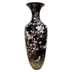 Vase à col étroit en cloisonné japonais du 19ème siècle de taille Palace