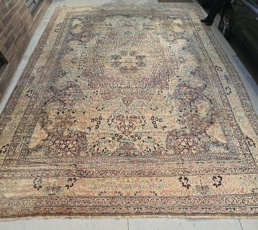 Circa 19Th century ,
cette beauté surdimensionnée est  unique en son genre par sa taille imposante et son design classique. 