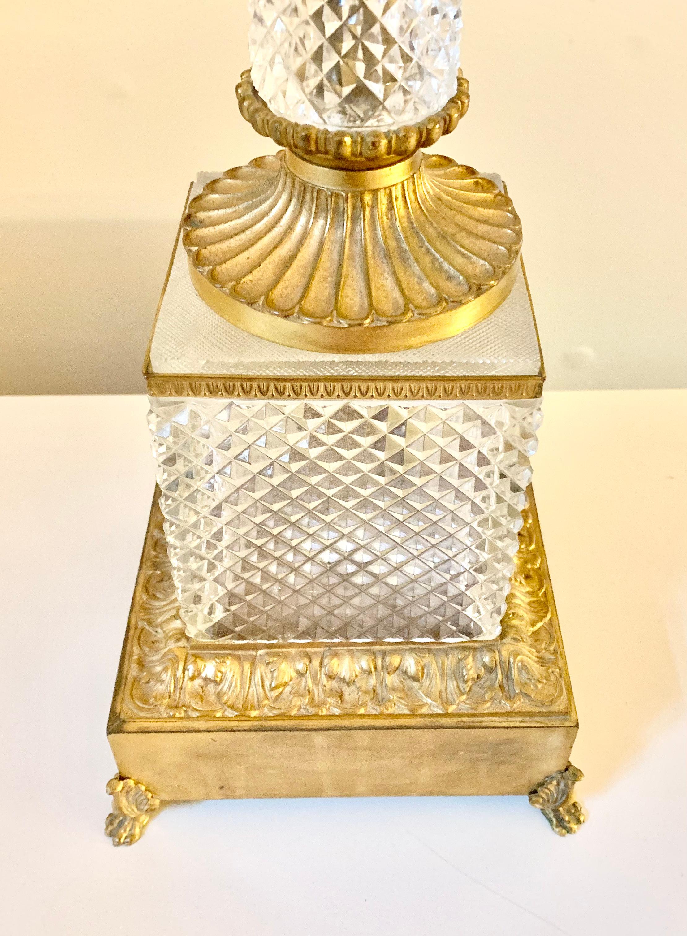 Doré Lampe de table à colonne de style néoclassique ancien en bronze doré et cristal taillé, taille palais en vente