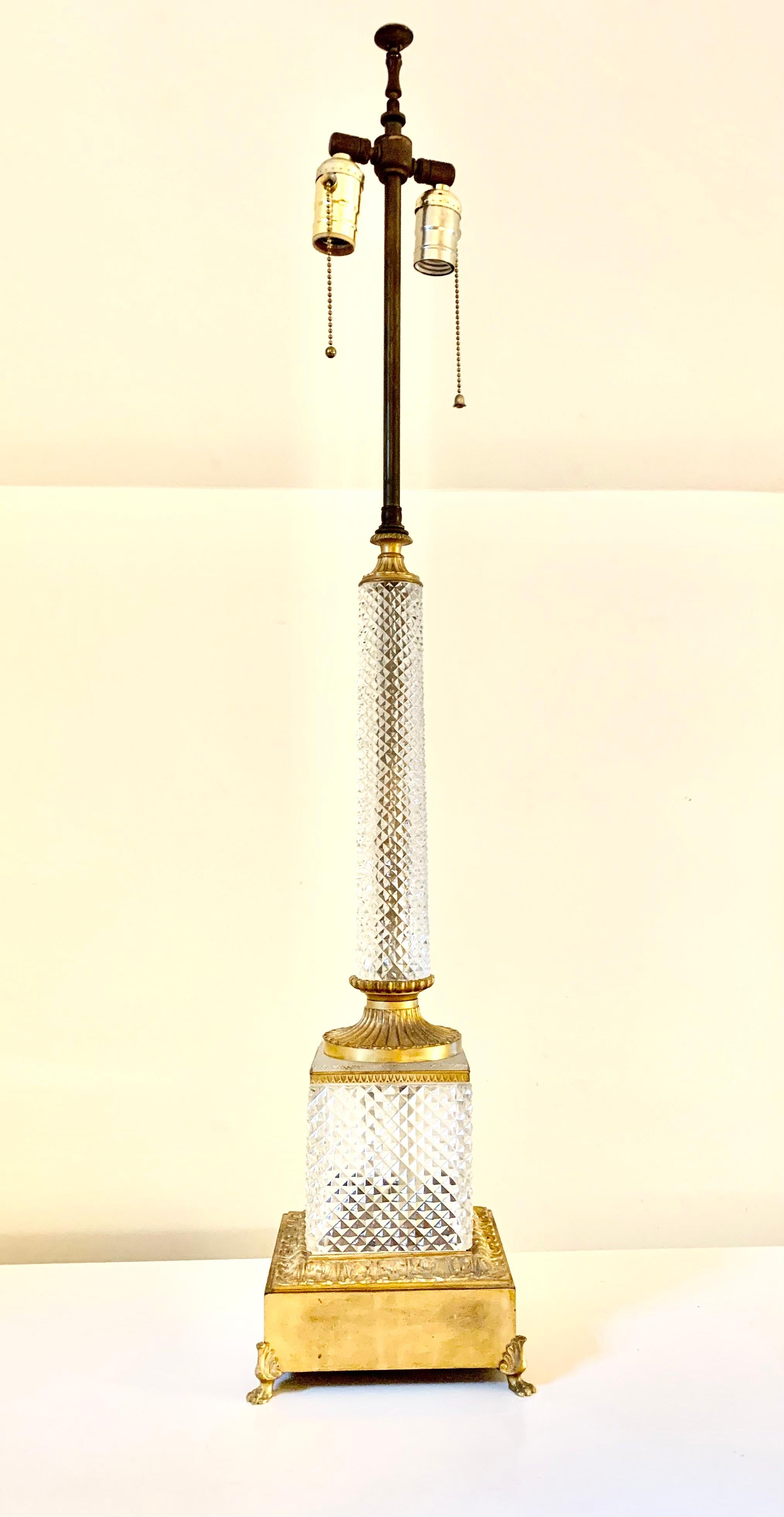 Bronze Lampe de table à colonne de style néoclassique ancien en bronze doré et cristal taillé, taille palais en vente