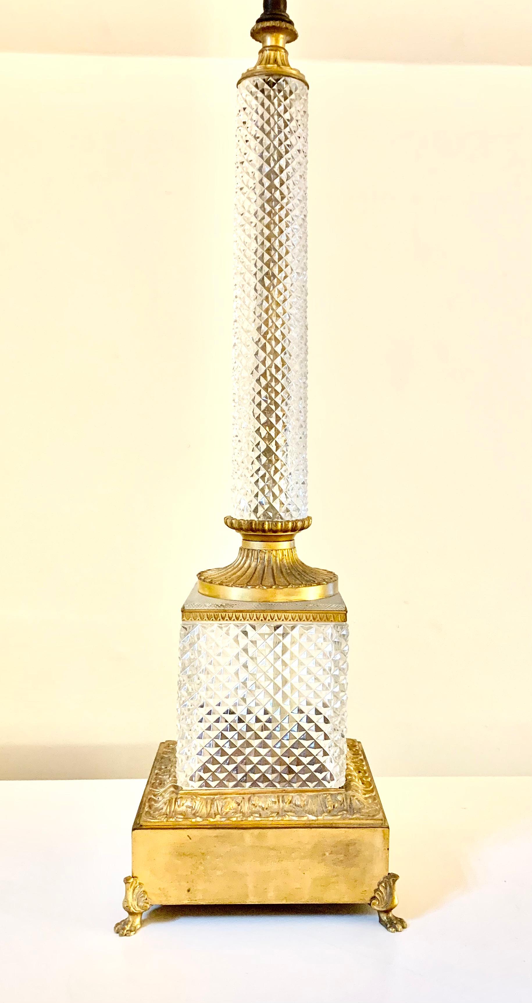 Lampe de table à colonne de style néoclassique ancien en bronze doré et cristal taillé, taille palais en vente 1