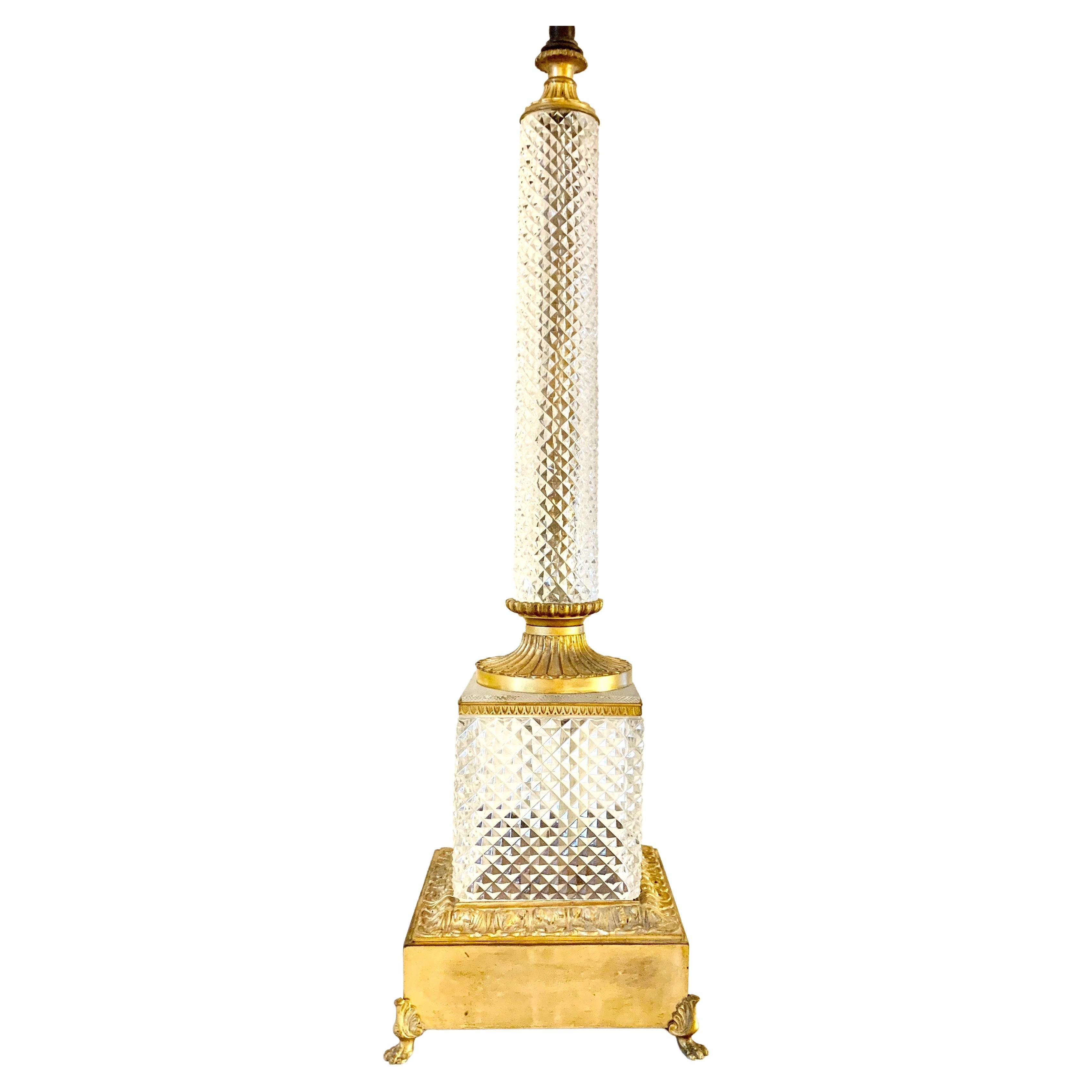 Lampe de table à colonne de style néoclassique ancien en bronze doré et cristal taillé, taille palais en vente