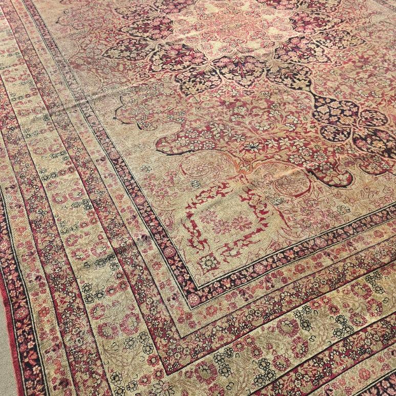 Antiker persischer Kirman-Lavar-Teppich in Palastgröße im Zustand „Gut“ im Angebot in Los Angeles, CA