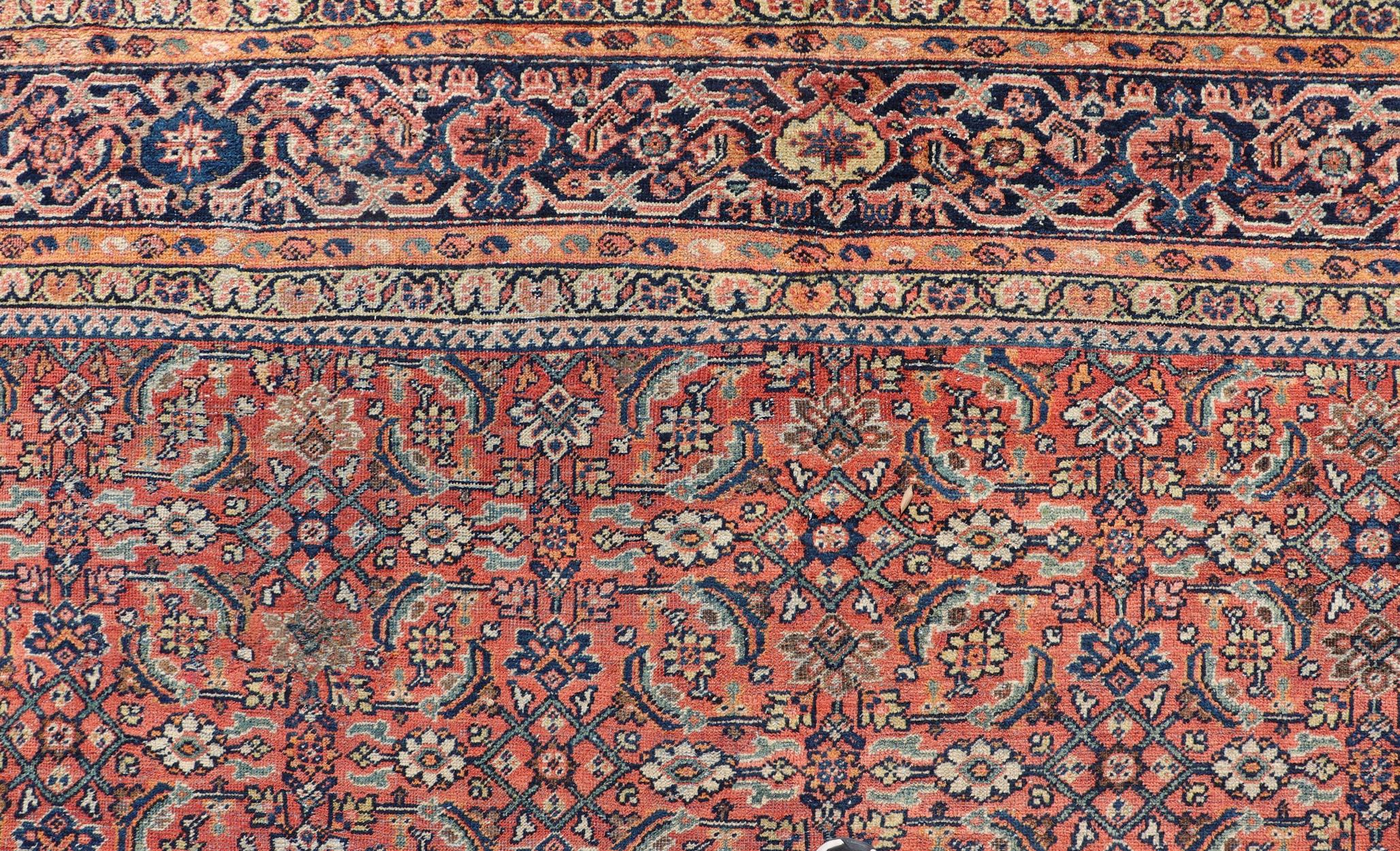 Antiker persischer Sultanabad-Teppich in Palastgröße in Rot-, Blau-, Orange- und Grüntönen. Keivan Woven Arts / Teppich W22-0301-15493, Herkunftsland / Art: Iran / Sultanabad, um 1910.
Maße: 12'9 x 20'3 
Dieser prächtige antike persische Sultanabad