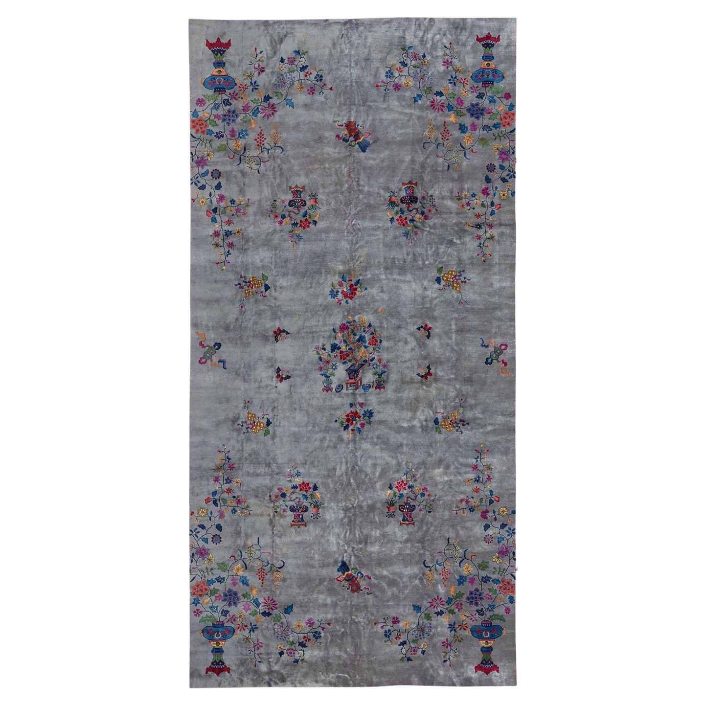 Atemberaubender großer chinesischer Art-Déco-Teppich mit einem schönen Blumenmuster auf einem grauen Feld und einer Pflaumenbordüre.

Die meisten finden sich in Raumformaten von 8 x 10, 9 x 12, dieses hier ist fast 13 x 23 Fuß groß.

Maße: 13'2