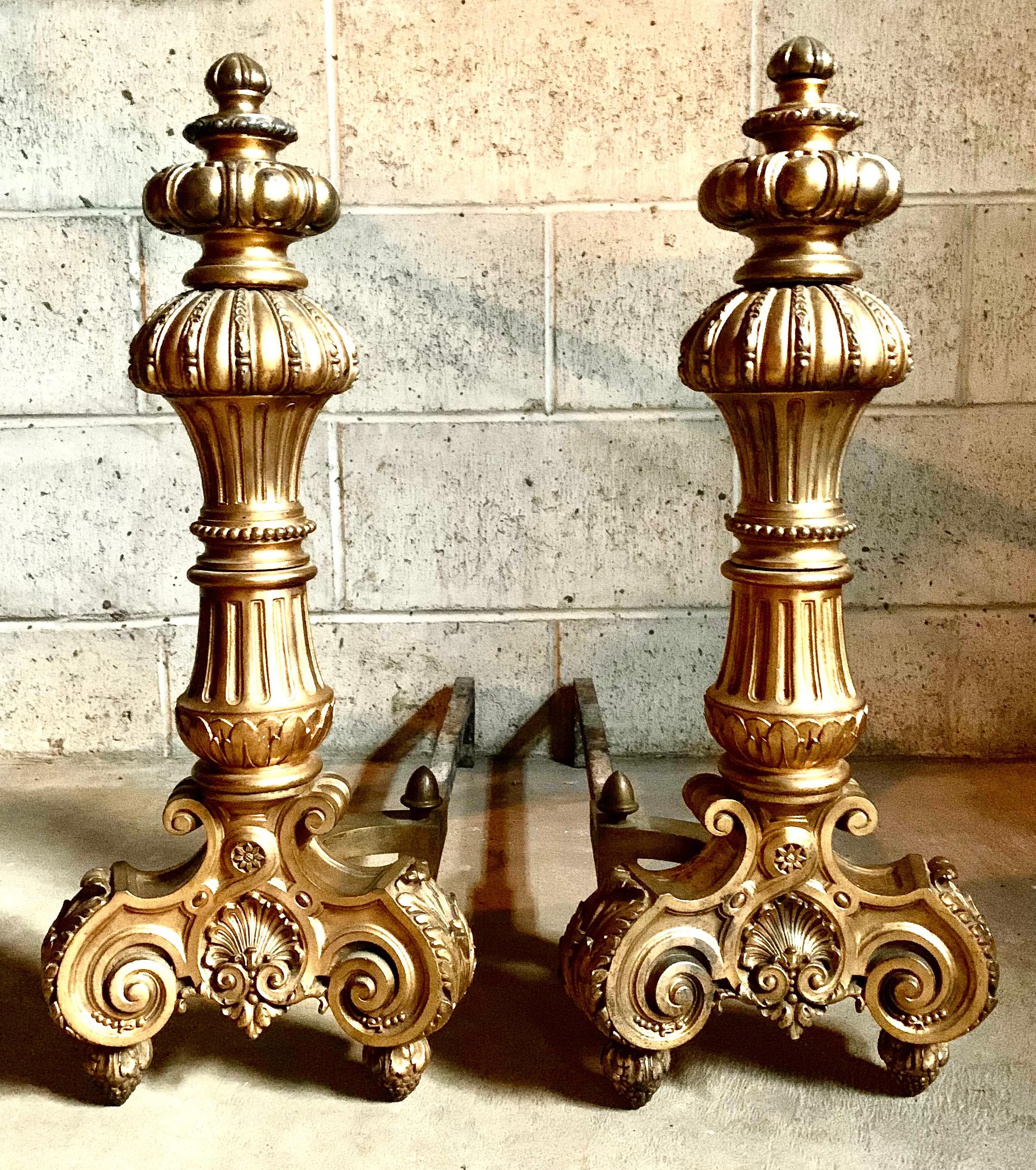 Großes und beeindruckendes Paar vergoldeter Bronze-Andirons im Stil Louis XIV des 19. Jahrhunderts.
Ein festliches Feuer ist eine der großen Freuden des Winters und der warme Schein des Feuerscheins auf der feinen französischen vergoldeten Bronze