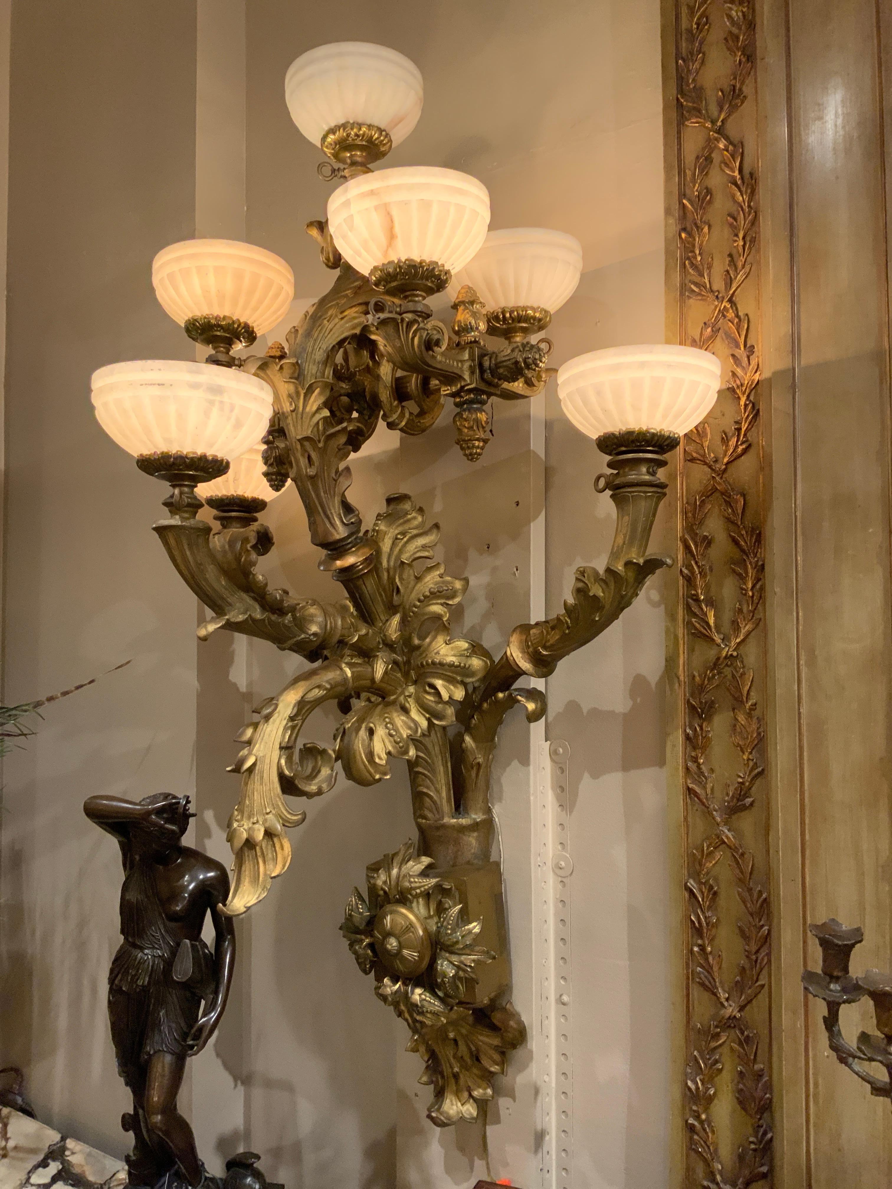 Palazzo di dimensioni francesi in stile Luigi XV in bronzo Dore  e Tonalità di alabastro bianco in vendita 4