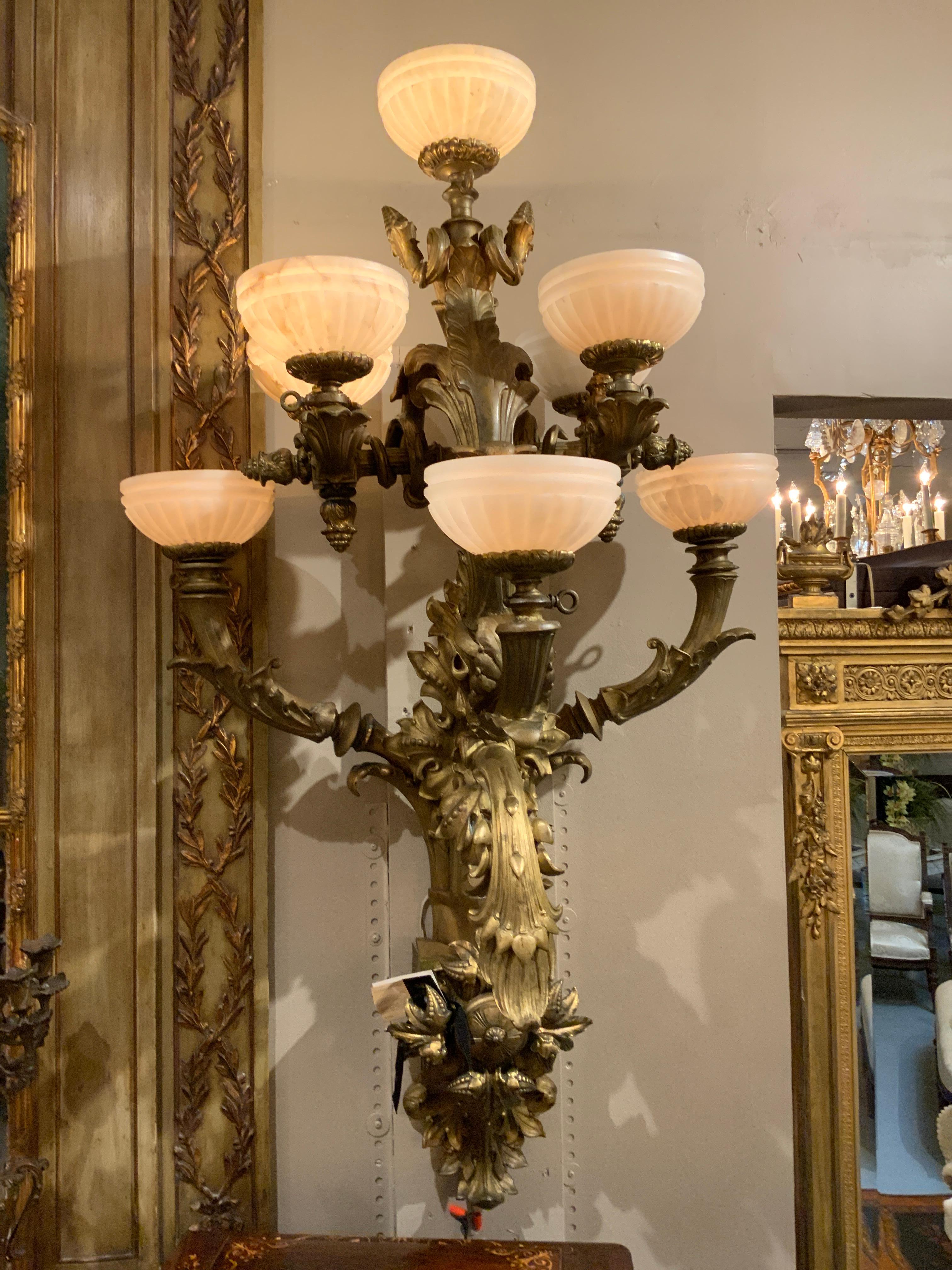 Palazzo di dimensioni francesi in stile Luigi XV in bronzo Dore  e Tonalità di alabastro bianco in vendita 3