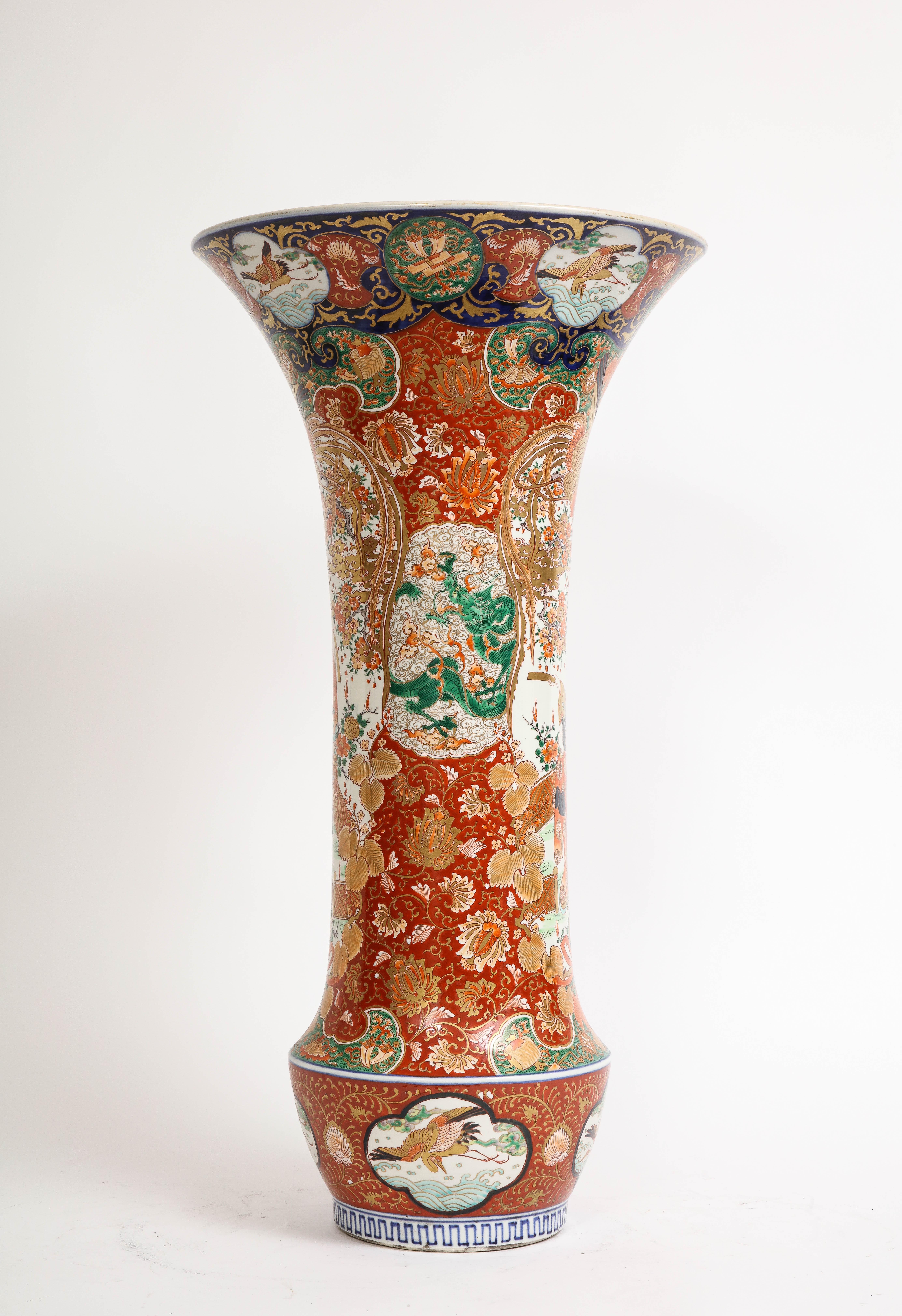Japonais  Vase en porcelaine japonaise Kutani de la période Meiji, taille palais, 1880 en vente