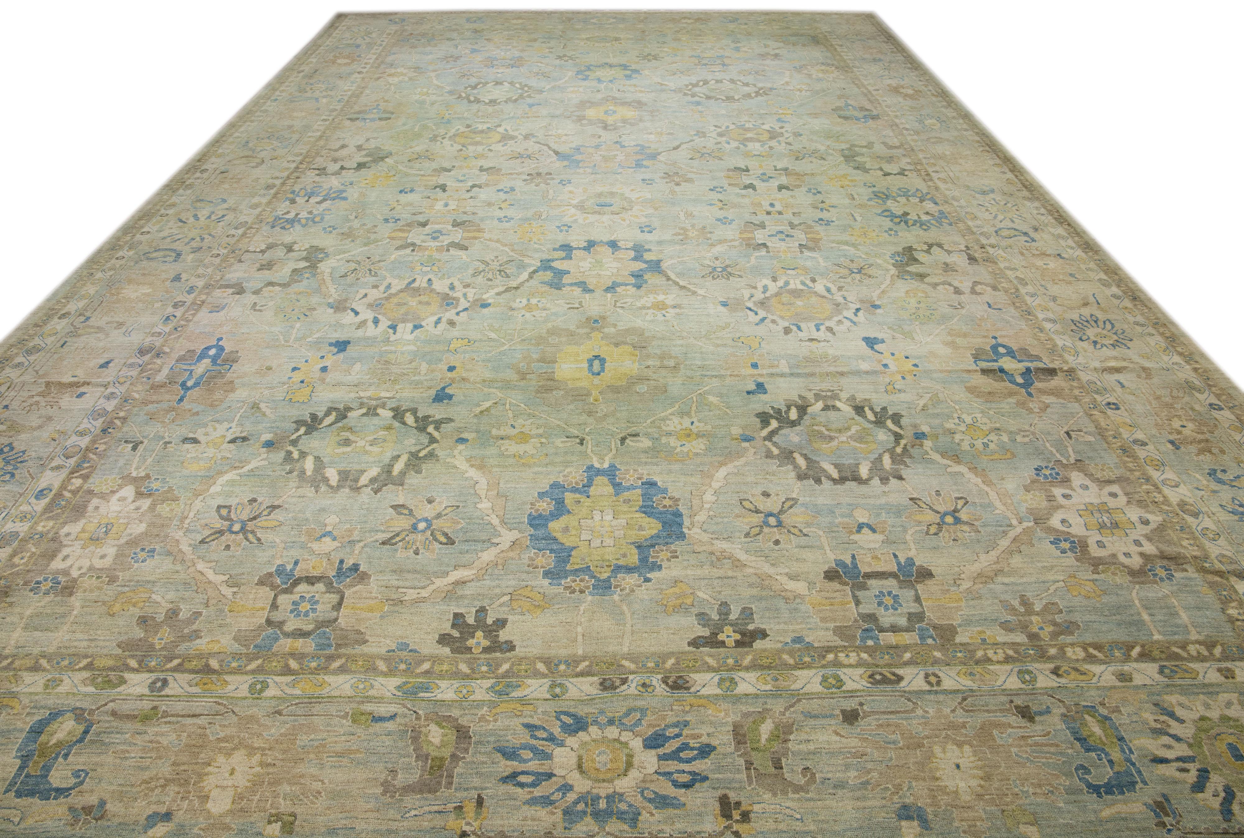 Il s'agit d'un superbe tapis en laine de Sultanabad, noué à la main, qui présente une belle palette de couleurs bleu clair. Il est doté d'un cadre sophistiqué aux reflets subtils qui se fondent harmonieusement dans un motif floral exquis et