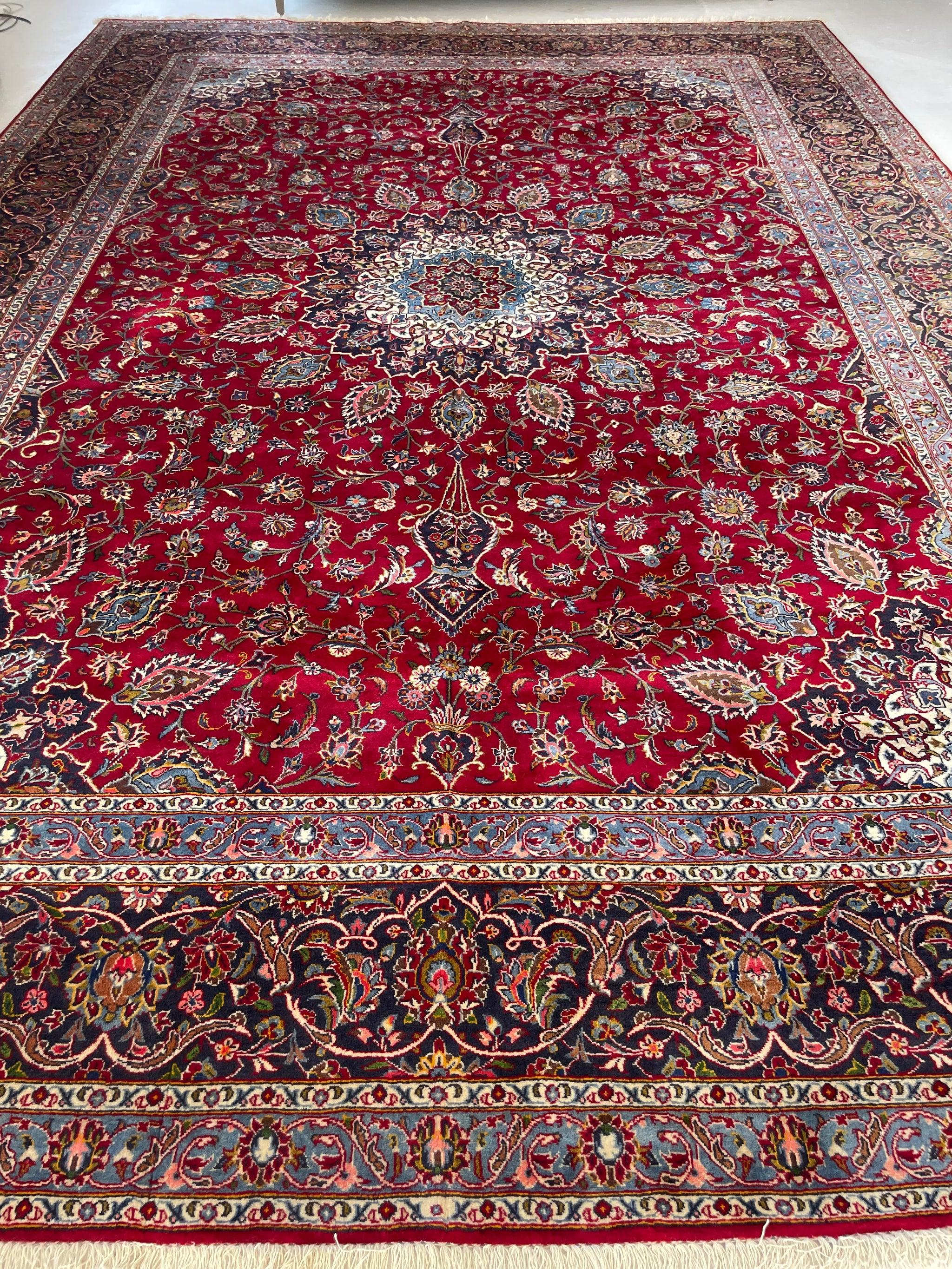 Tappeto persiano Kashan classico sovradimensionato di dimensioni da palazzo  Colori ricchi e decorativi

Informazioni su: Dimensioni magnifiche in uno dei design più iconici e classici di tutti i tempi! Più di una dozzina di colori, ma sono così ben
