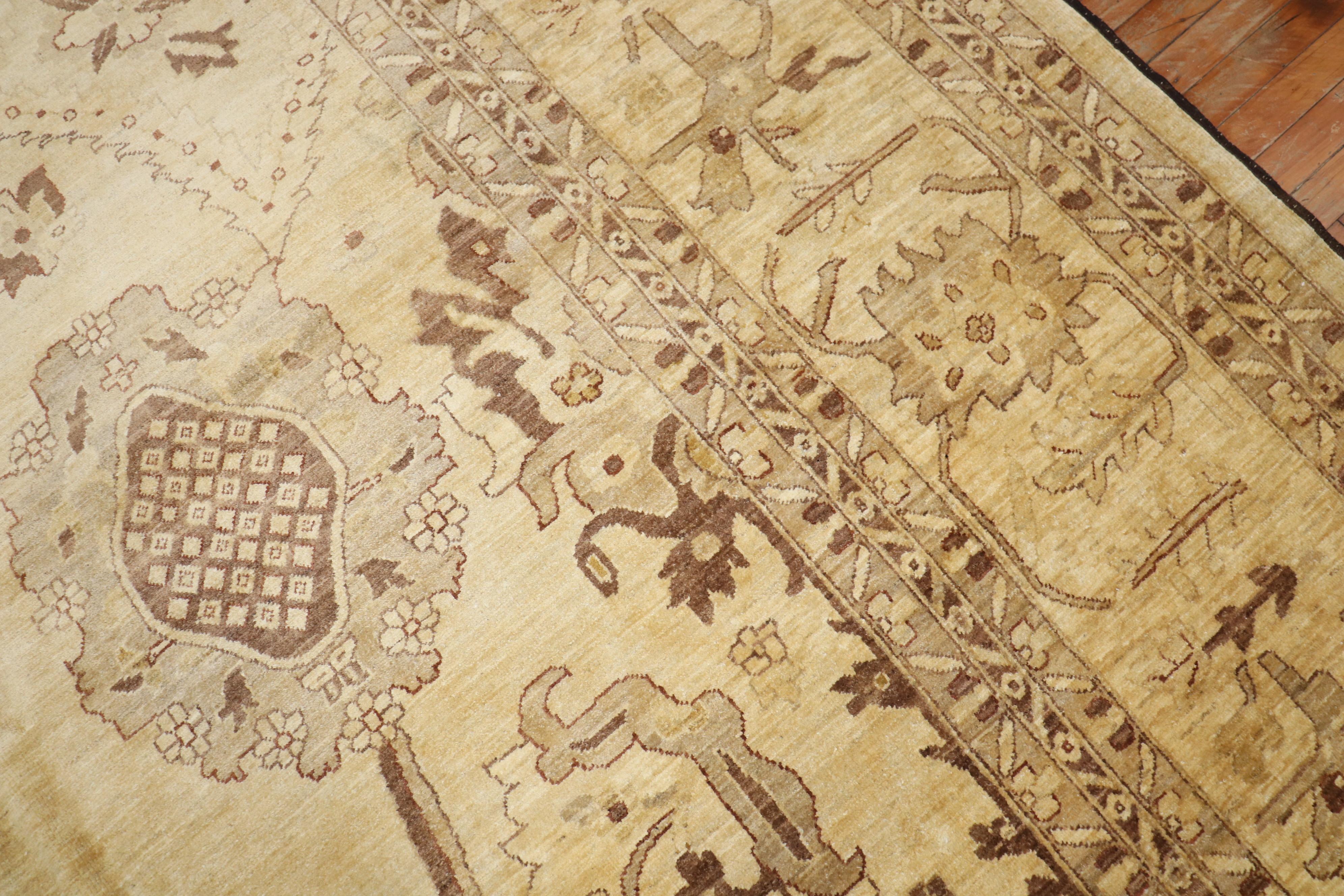 Palace Size Pishawar Rug In Good Condition For Sale In New York, NY