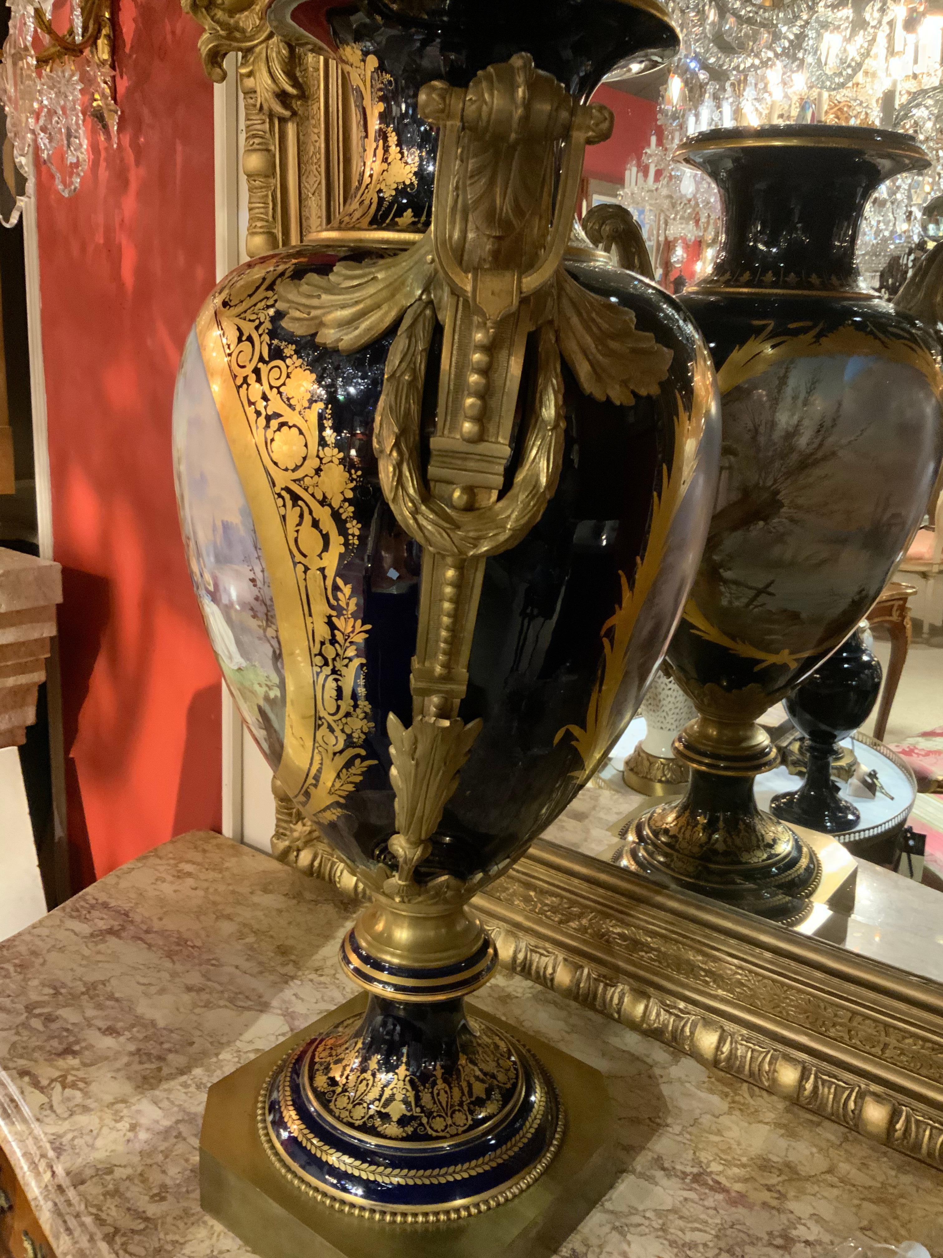 Vase de Sèvres de taille palais en bleu cobalt avec montures en bronze doré Bon état - En vente à Houston, TX