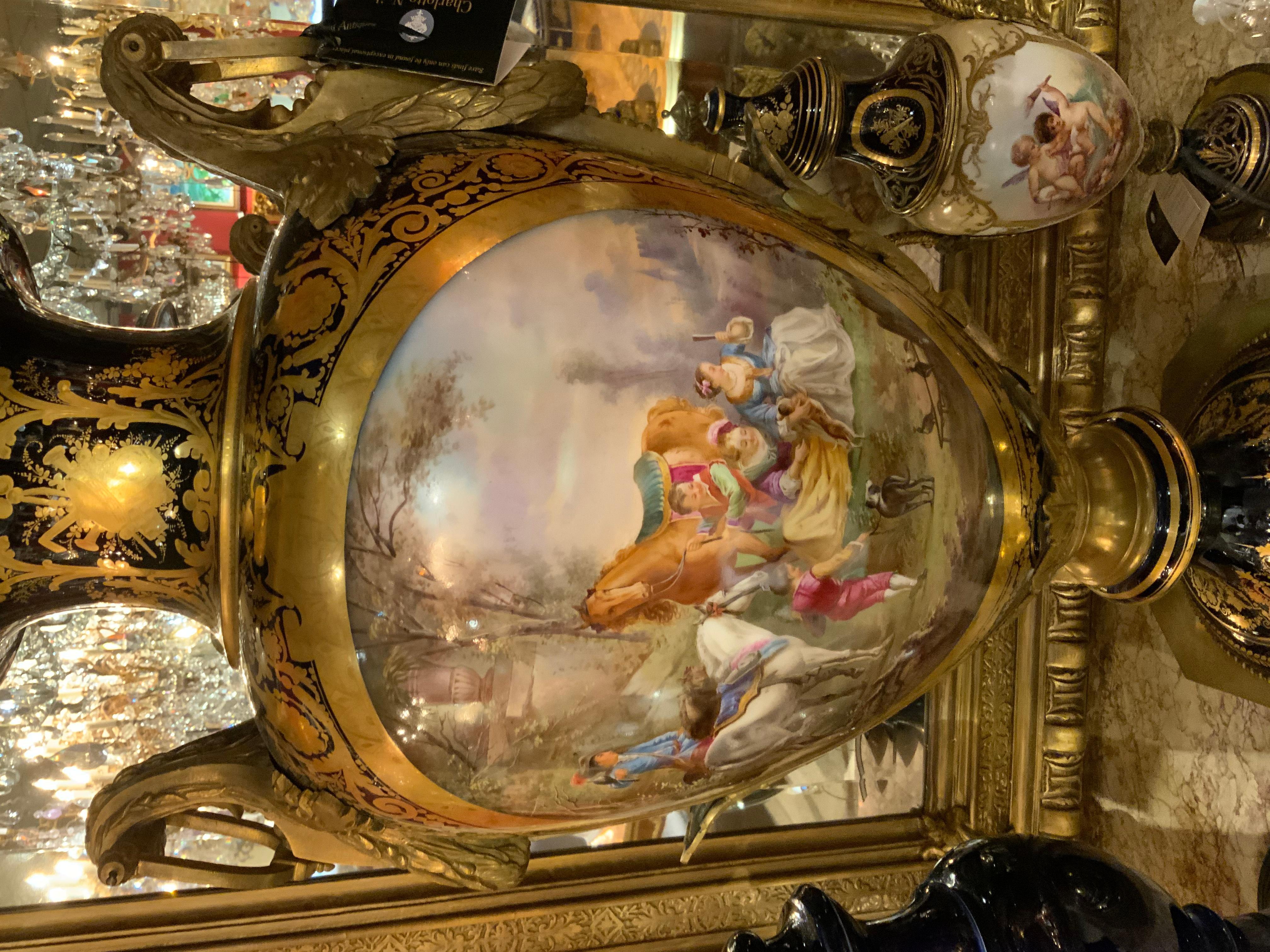 Vaso di Sevres in blu cobalto con montature in bronzo dorato, dimensioni da palazzo in vendita 2