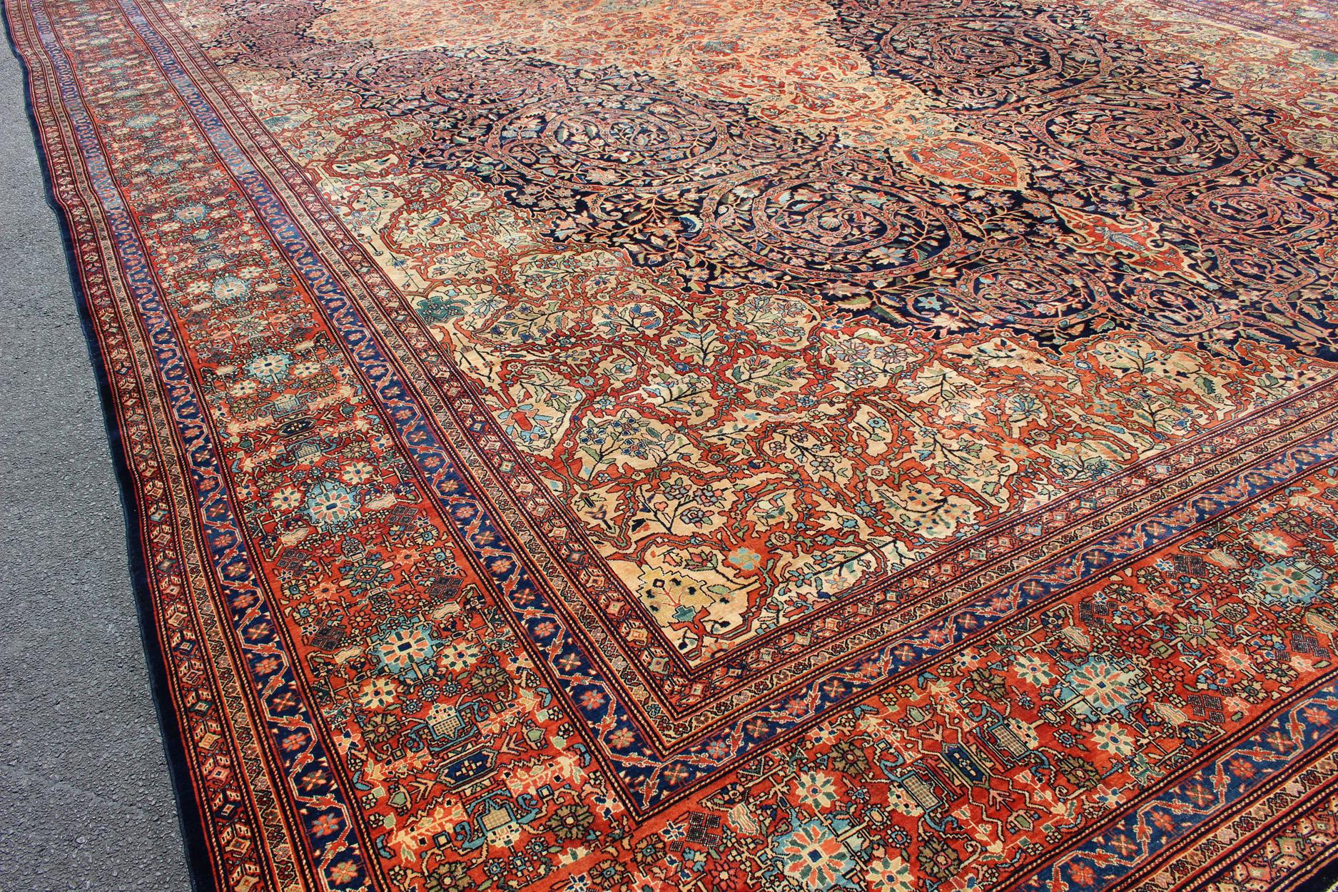 Palace-Sized  Extremely Finely Woven Antique Sarouk-Farahan Persian Rug  In Excellent Condition For Sale In Atlanta, GA