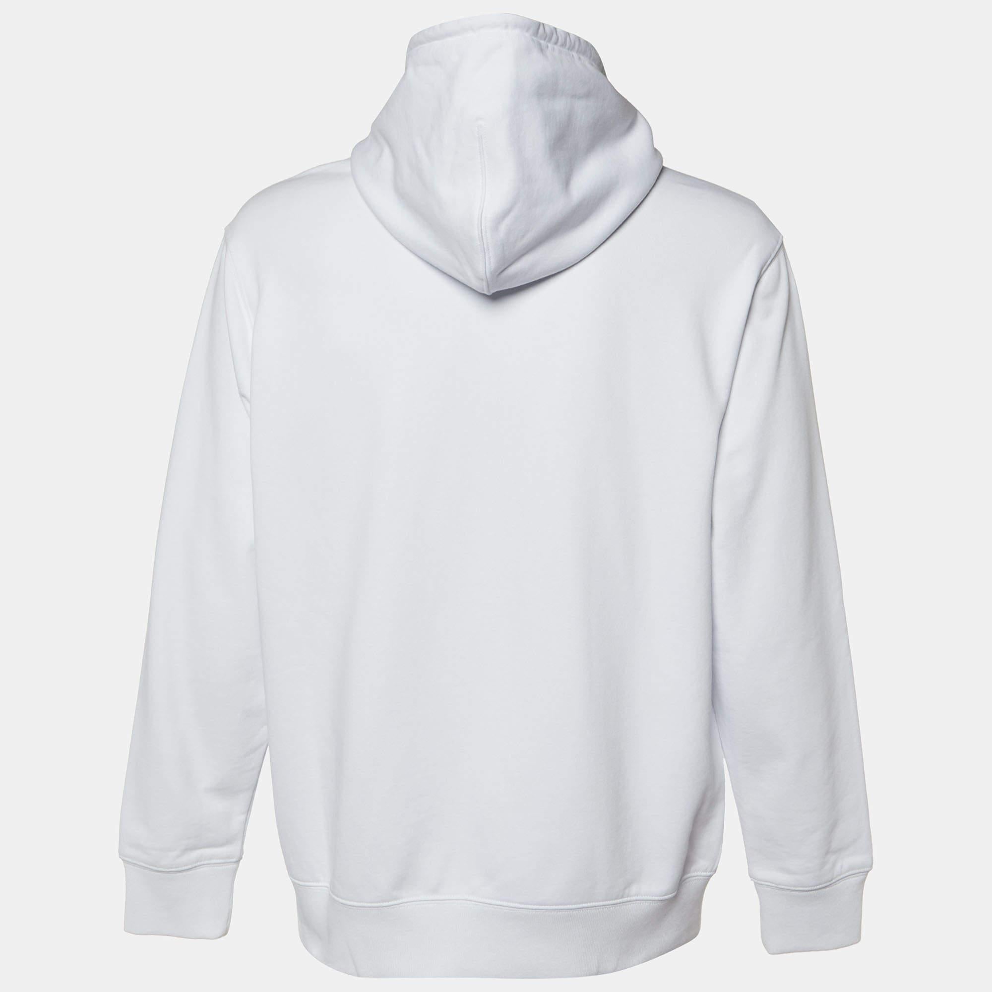 Que vous souhaitiez faire des sorties décontractées avec des amis ou simplement vous prélasser, ce sweat-shirt est une pièce polyvalente qui peut être stylisée de nombreuses façons. Il a été réalisé avec du tissu fin.