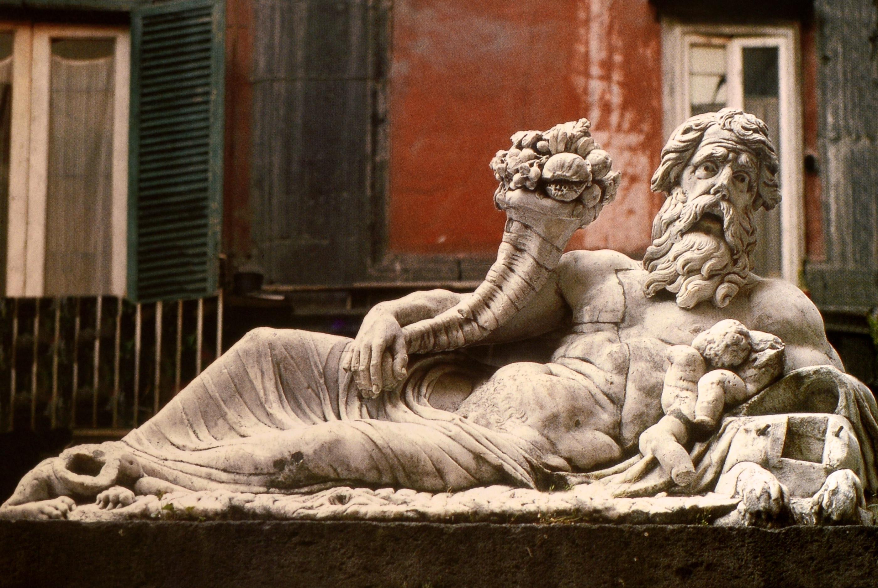 Les palais de Naples par Donatella Mazzoleni. New York : Rizzoli, 1999. Première édition cartonnée avec jaquette. 321 pages. Un livre magnifiquement photographié sur les palais de Naples en Italie. S'étendant de part et d'autre de la baie de Naples