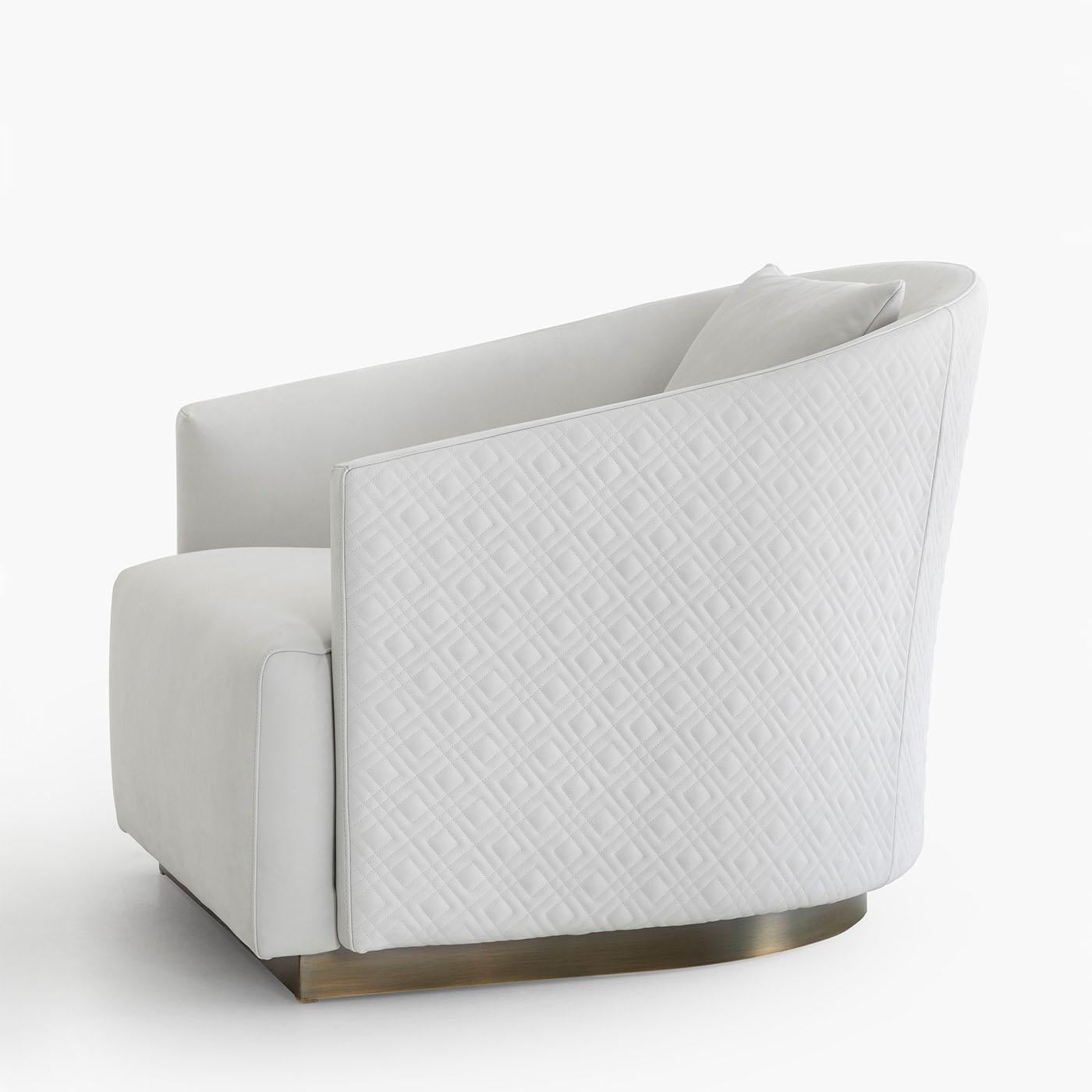Fauteuil Palacio avec structure en bois massif,
rembourré et recouvert de cuir italien véritable
cuir et siège arrière recouvert d'un encadrement
cuir véritable matelassé. Coussin de dossier inclus.
Également disponible avec d'autres tissus sur