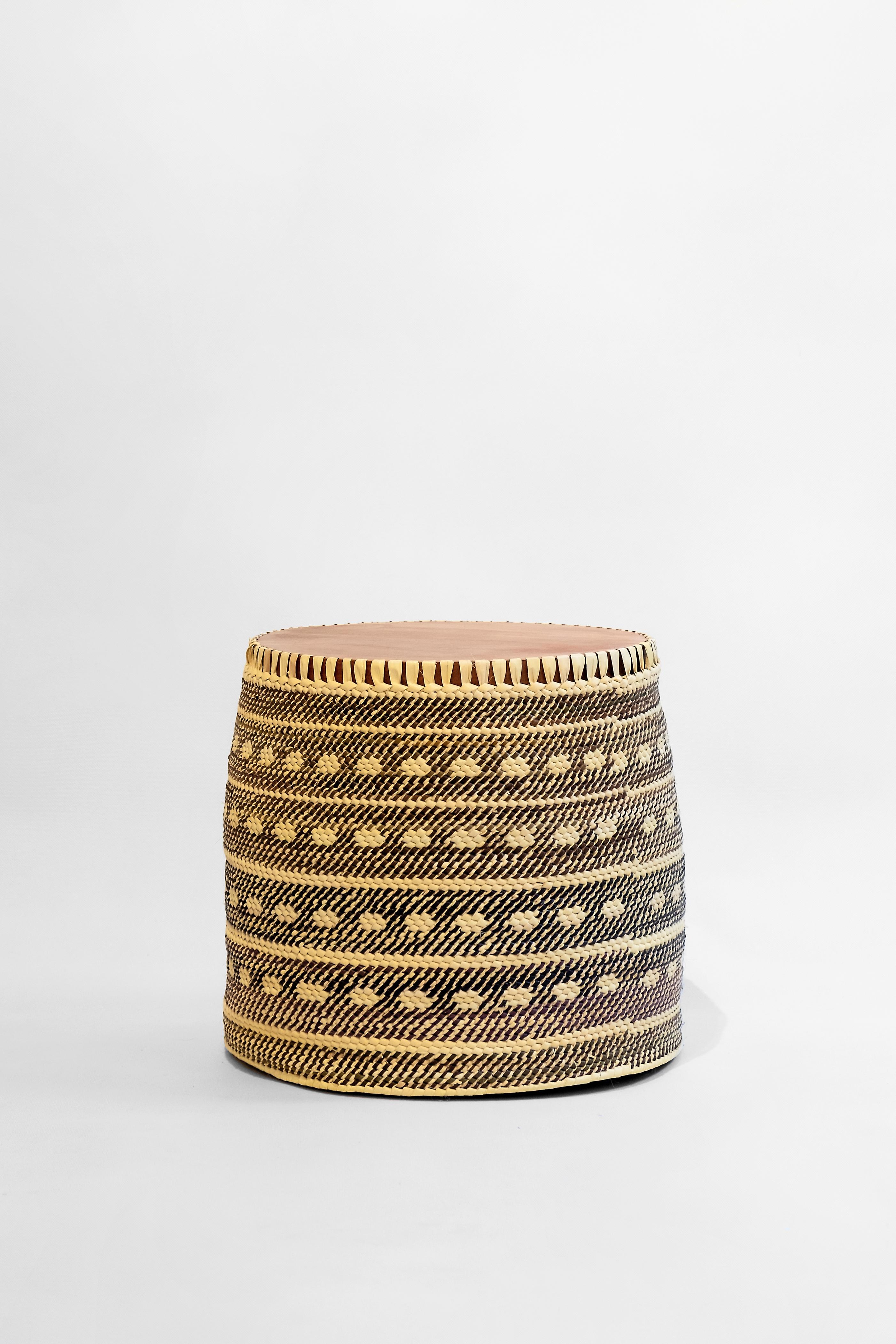 Palafitas side table S: handcrafted in Brazil with tucumã straw and solid wood In New Condition For Sale In Jundiaí, SP
