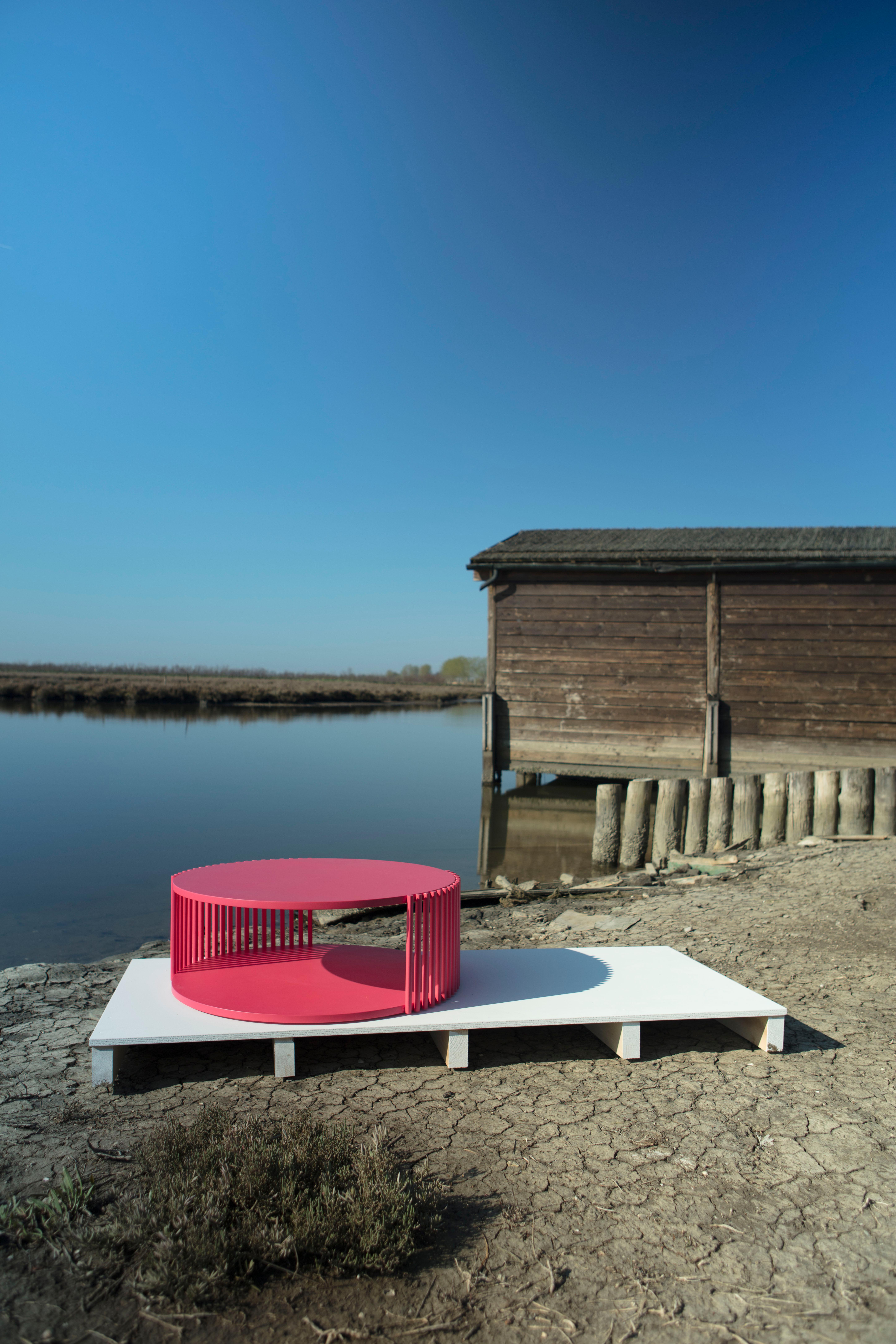 Venice, the floating city, with its urban system based on a myriad of poles
immersed in the water, provides the inspiration for a collection of furnishings
consisting of circular tops, which, depending on the point of view, seem
to rest on slender