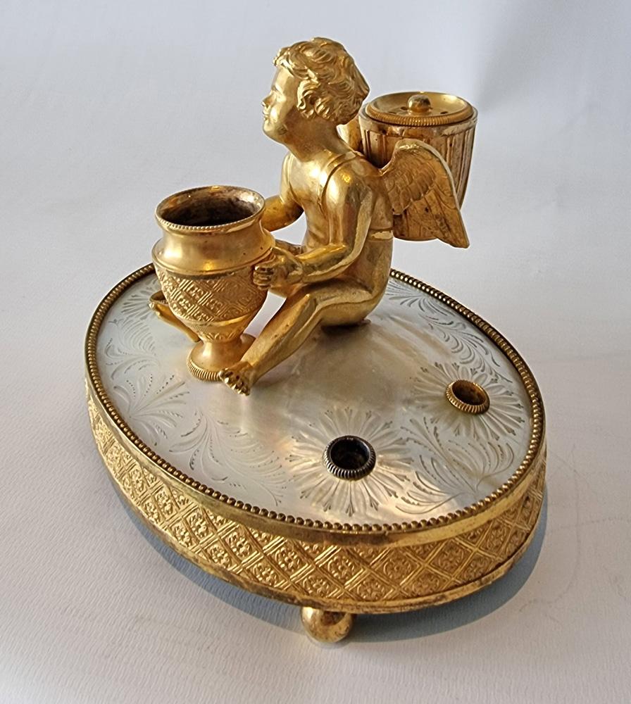 Français Encrier Cupidon du Palais Royal gravé en nacre et bronze doré en vente