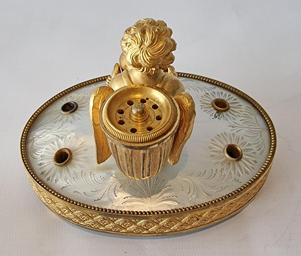 Palais Royal Engraved Mother of Pearl and Ormolu Cupid Inkwell In Good Condition For Sale In London, GB