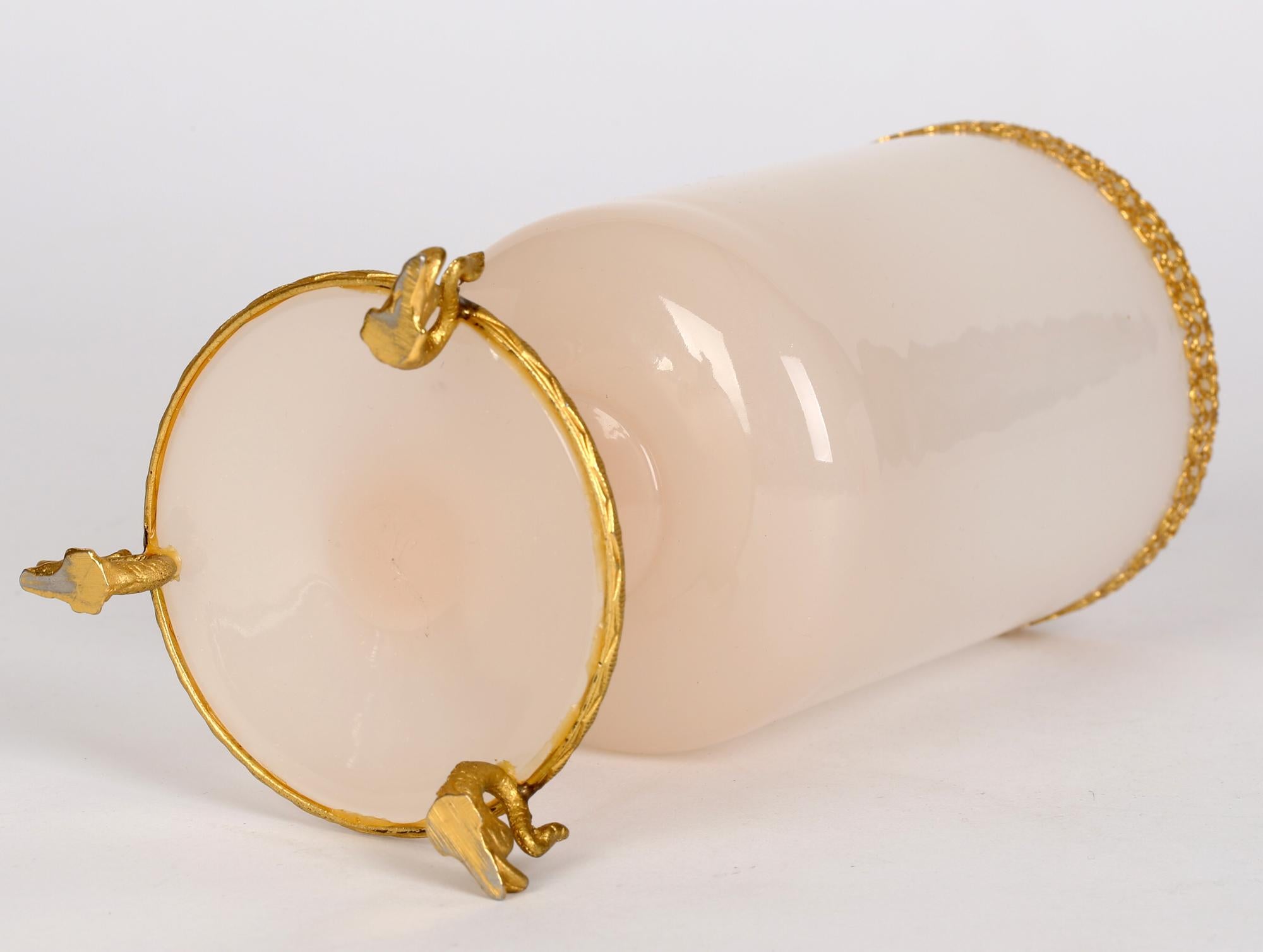 Vase en verre opalin rose monté en bronze doré du Palais Royal French en vente 8