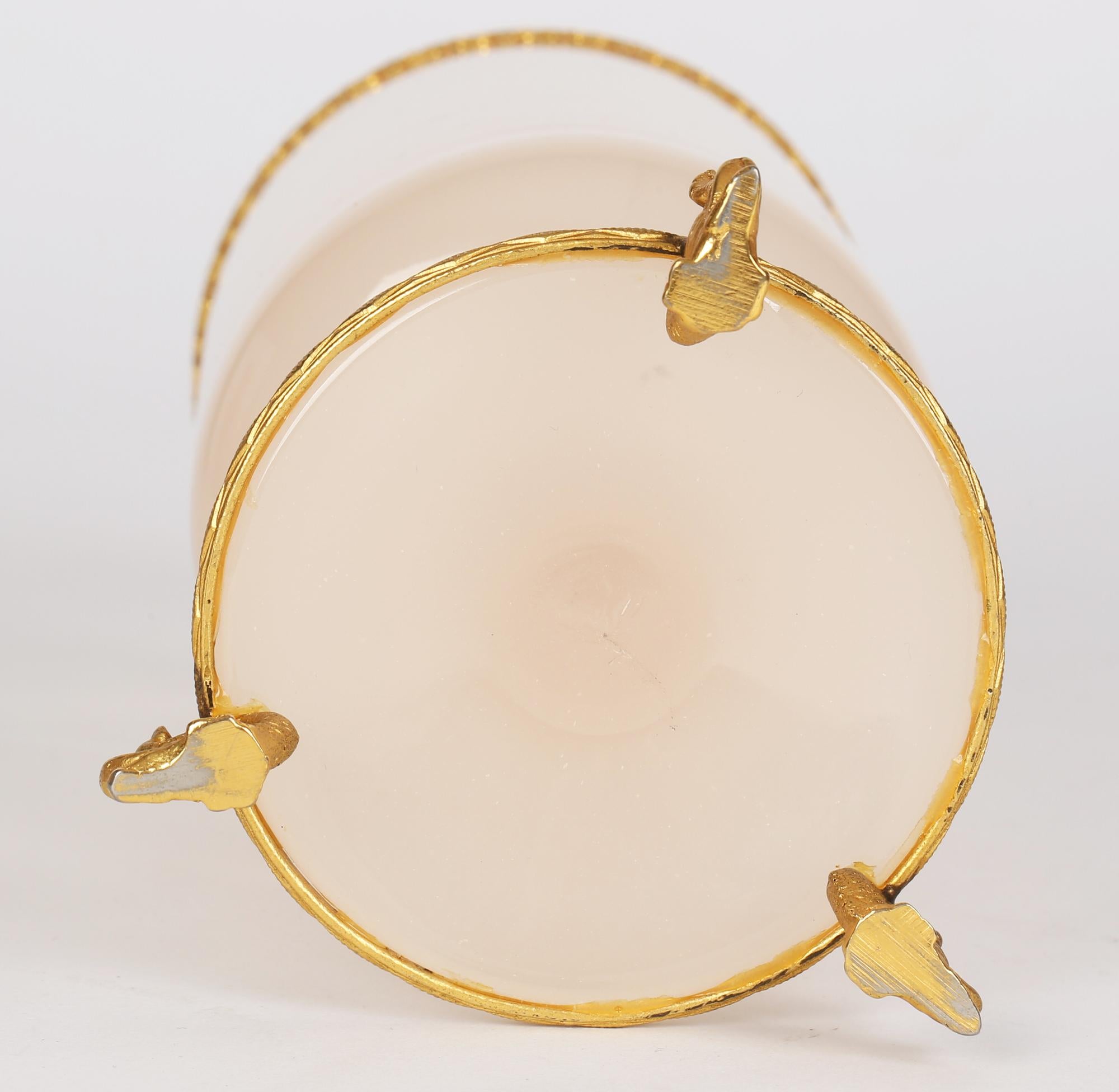 Français Vase en verre opalin rose monté en bronze doré du Palais Royal French en vente