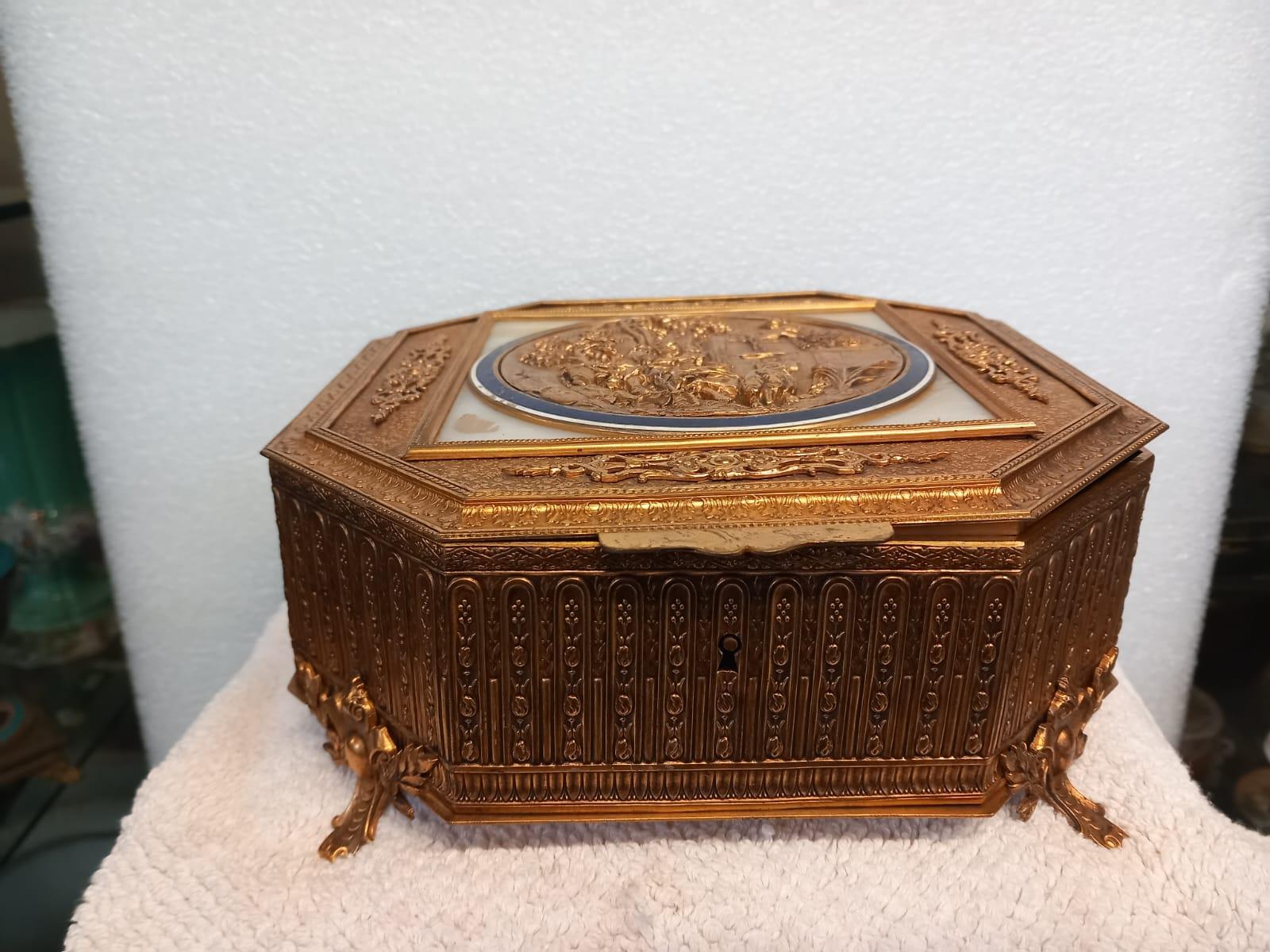 Palais Royal gilt bronze and mother of pearl jewellery casket or trinket box For Sale 2