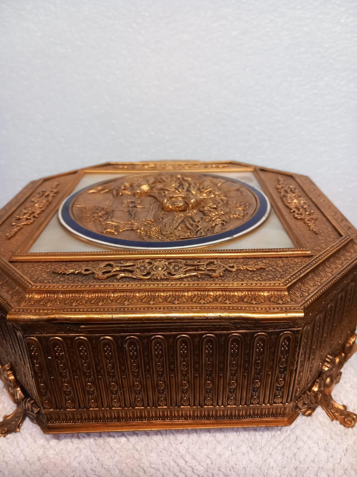 Palais Royal gilt bronze and mother of pearl jewellery casket or trinket box For Sale 3
