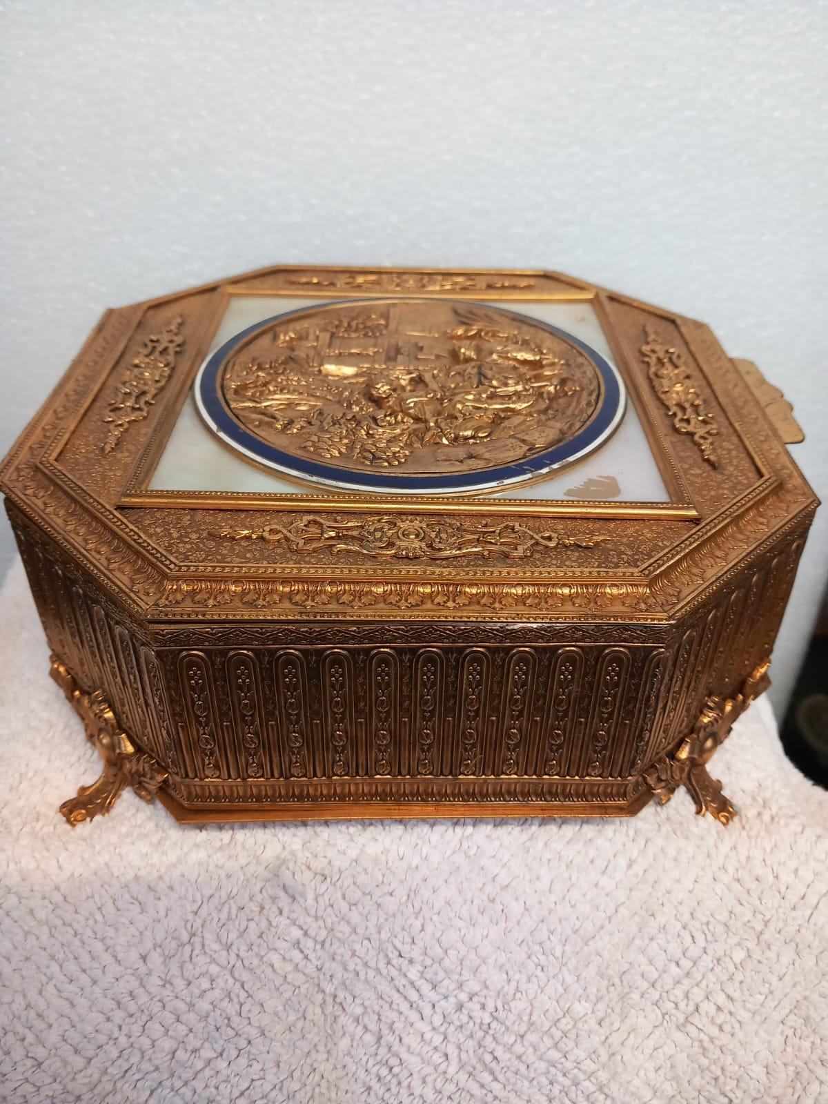 Palais Royal gilt bronze and mother of pearl jewellery casket or trinket box For Sale 5