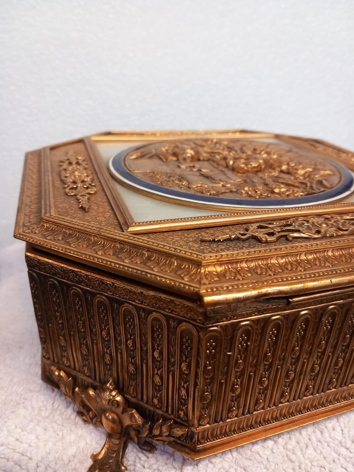 Palais Royal gilt bronze and mother of pearl jewellery casket or trinket box For Sale 6