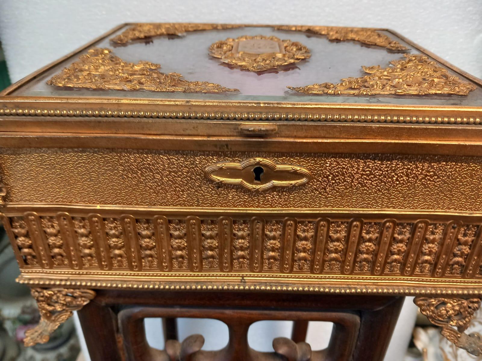 Palais Royal gilt bronze and mother of pearl jewellery casket or trinket box For Sale 7