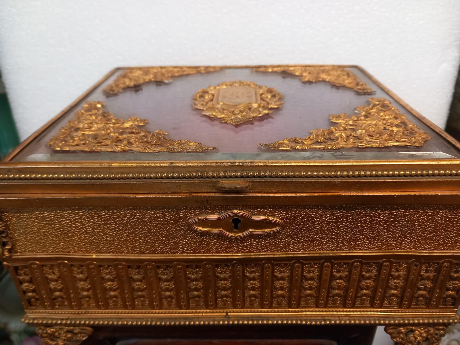 Français Coffret à bijoux ou boîte à bibelots en bronze doré et nacre du Palais Royal en vente
