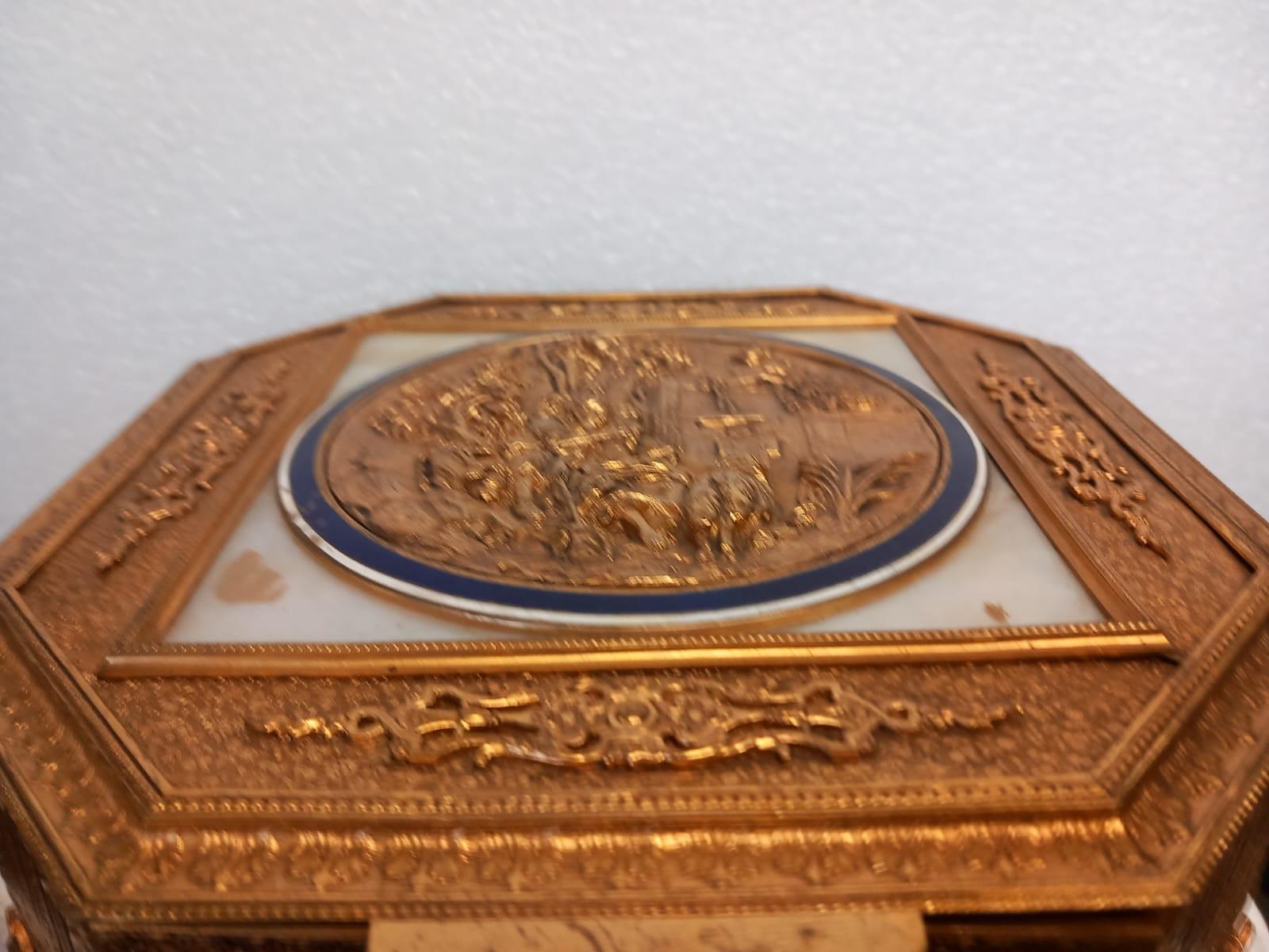 Palais Royal gilt bronze and mother of pearl jewellery casket or trinket box In Excellent Condition For Sale In London, GB