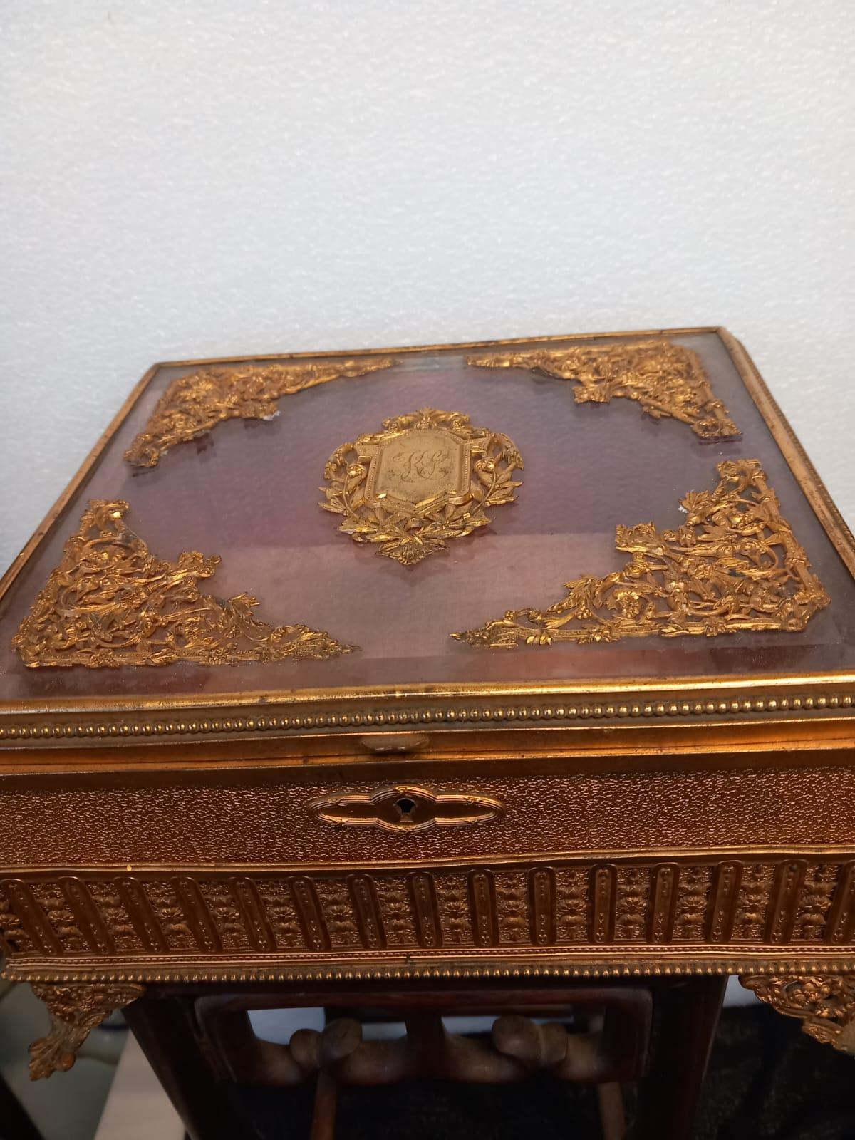 Palais Royal gilt bronze and mother of pearl jewellery casket or trinket box For Sale 1