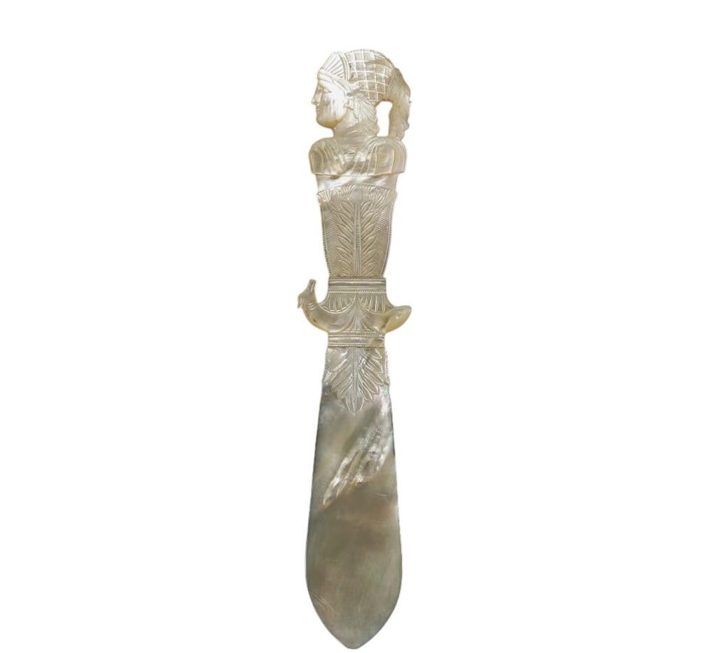 Ein feiner antiker Brieföffner aus dem 19. Jahrhundert, Palais Royal, Frankreich, komplett aus Perlmutt Länge 28cm Guter Zustand mit gealterter Patina