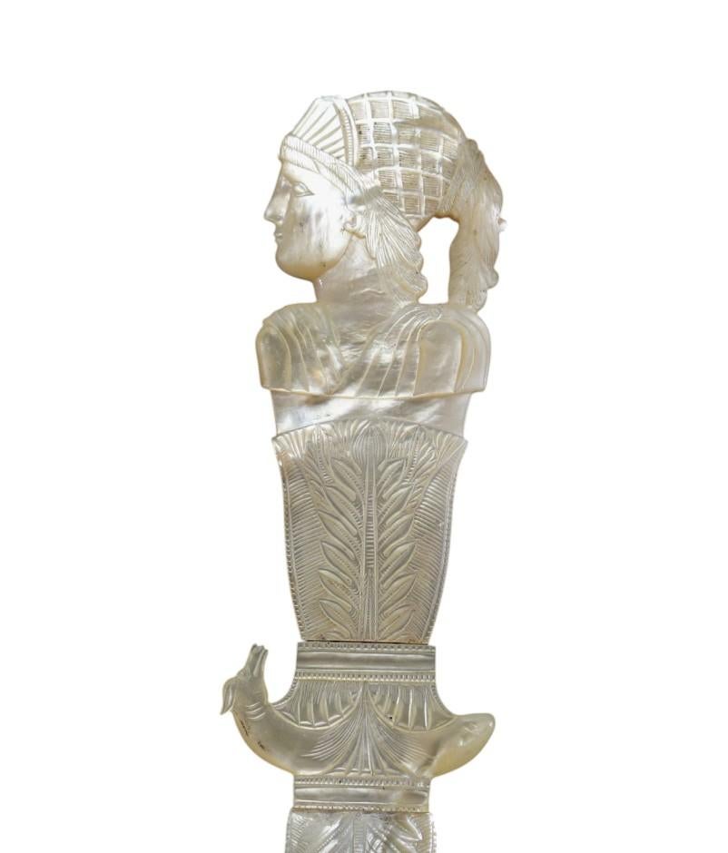Palais Royal Brieföffner aus Perlmutt aus dem neunzehnten Jahrhundert (Grand Tour) im Angebot