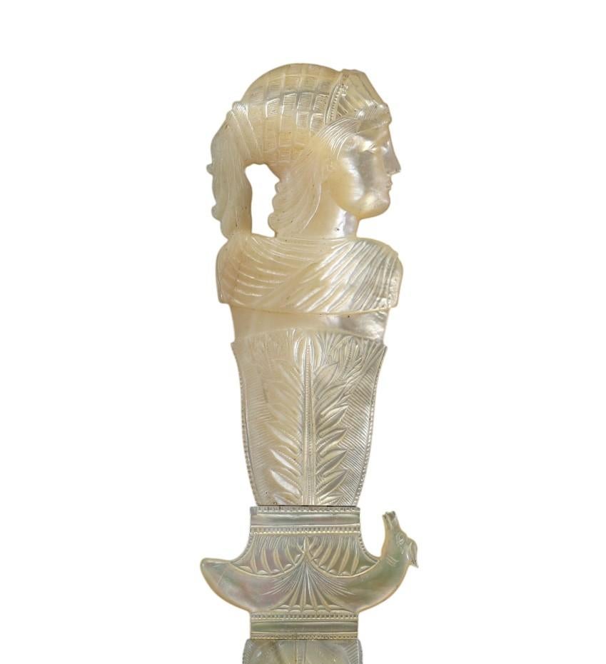 Palais Royal Brieföffner aus Perlmutt aus dem neunzehnten Jahrhundert (Französisch) im Angebot