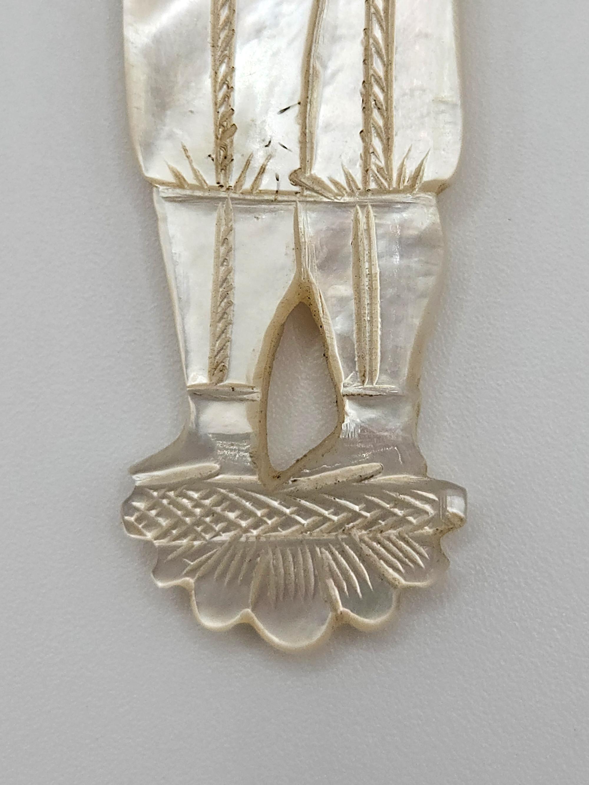 Palais Royal Handgeschnitztes figurales Nadelfach aus Perlmutt, Frankreich um 1820 im Angebot 5