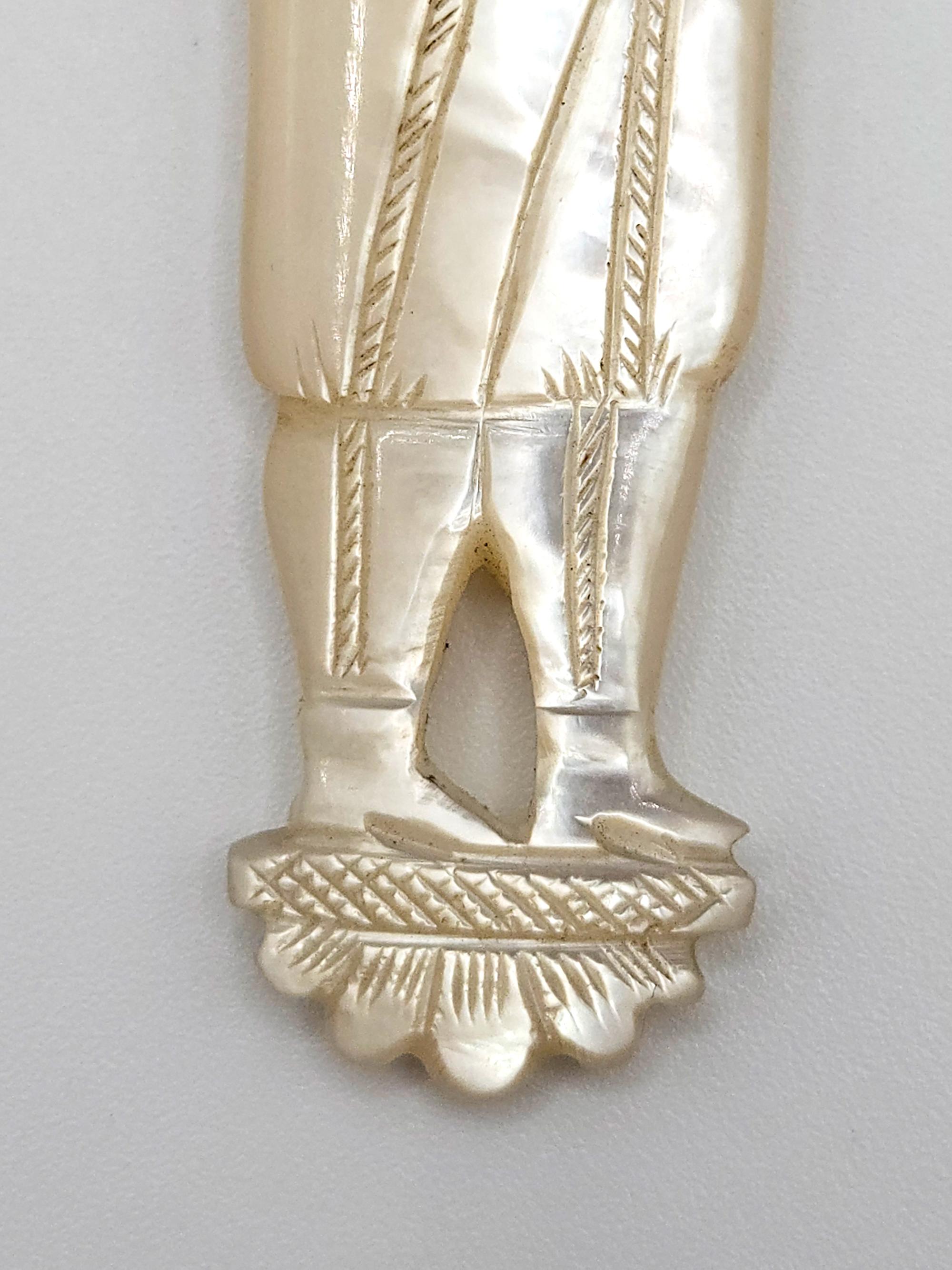 Palais Royal Handgeschnitztes figurales Nadelfach aus Perlmutt, Frankreich um 1820 im Angebot 6