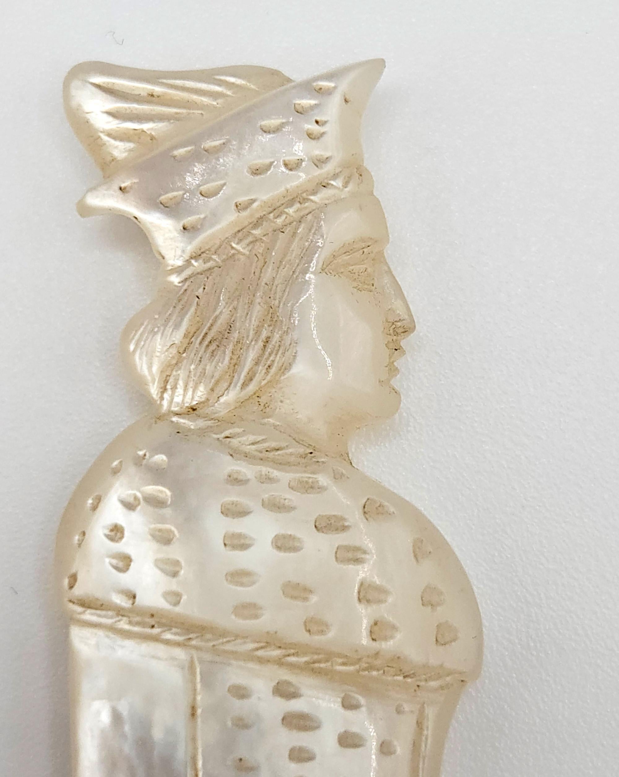 Palais Royal Handgeschnitztes figurales Nadelfach aus Perlmutt, Frankreich um 1820 im Angebot 7